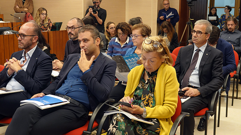 Galleria MANIBUS Festival Internazionale di Arte e Impresa: Regione Puglia e i Comuni di Fasano e Monopoli hanno ufficialmente aperto la prima edizione - Diapositiva 5 di 10