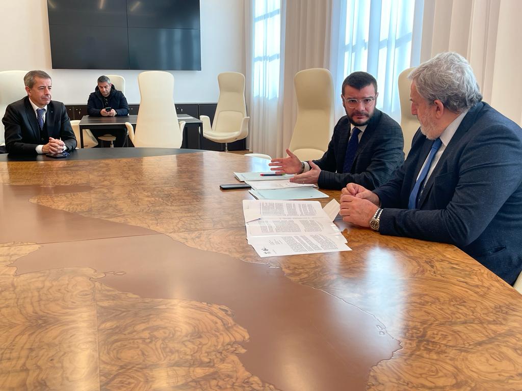 Galleria FINANZIARIA NAZIONALE: EMILIANO INCONTRA DELEGAZIONE UIL PUGLIA - Diapositiva 3 di 6