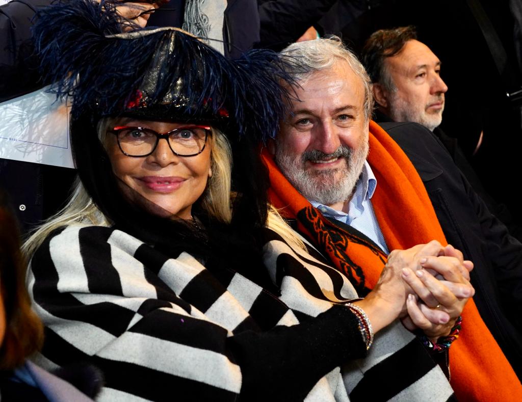 Galleria EMILIANO ALLA SFILATA DEI CARRI E DELLE MASCHERE DEL CARNEVALE DI PUTIGNANO: “ORGOGLIO DELLA PUGLIA”. - Diapositiva 13 di 17