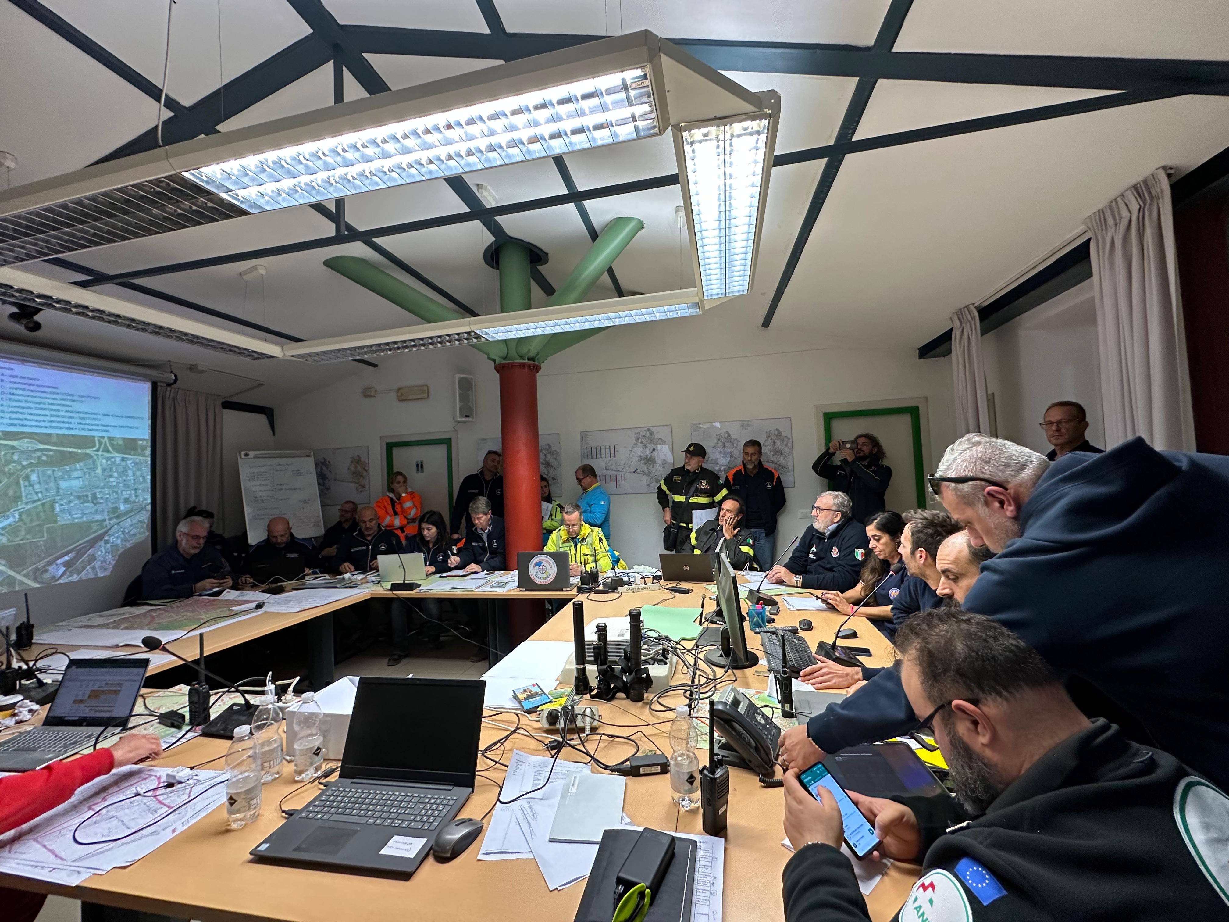 Galleria EMERGENZA ALLUVIONE, EMILIANO E GIANI A CAMPI BISENZIO CON LA COLONNA MOBILE DELLA PROTEZIONE CIVILE  - Diapositiva 1 di 18