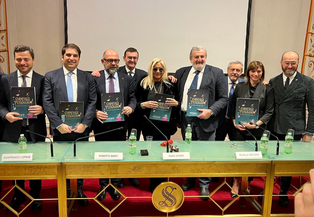 Galleria ROMA, EMILIANO ALLA PRESENTAZIONE DEL CARNEVALE DI PUTIGNANO 2023 CON IL MINISTRO SANGIULIANO, IL PRESIDENTE DELLA COMMISSIONE CULTURA MARTI E LA MADRINA MARA VENIER. - Diapositiva 10 di 10