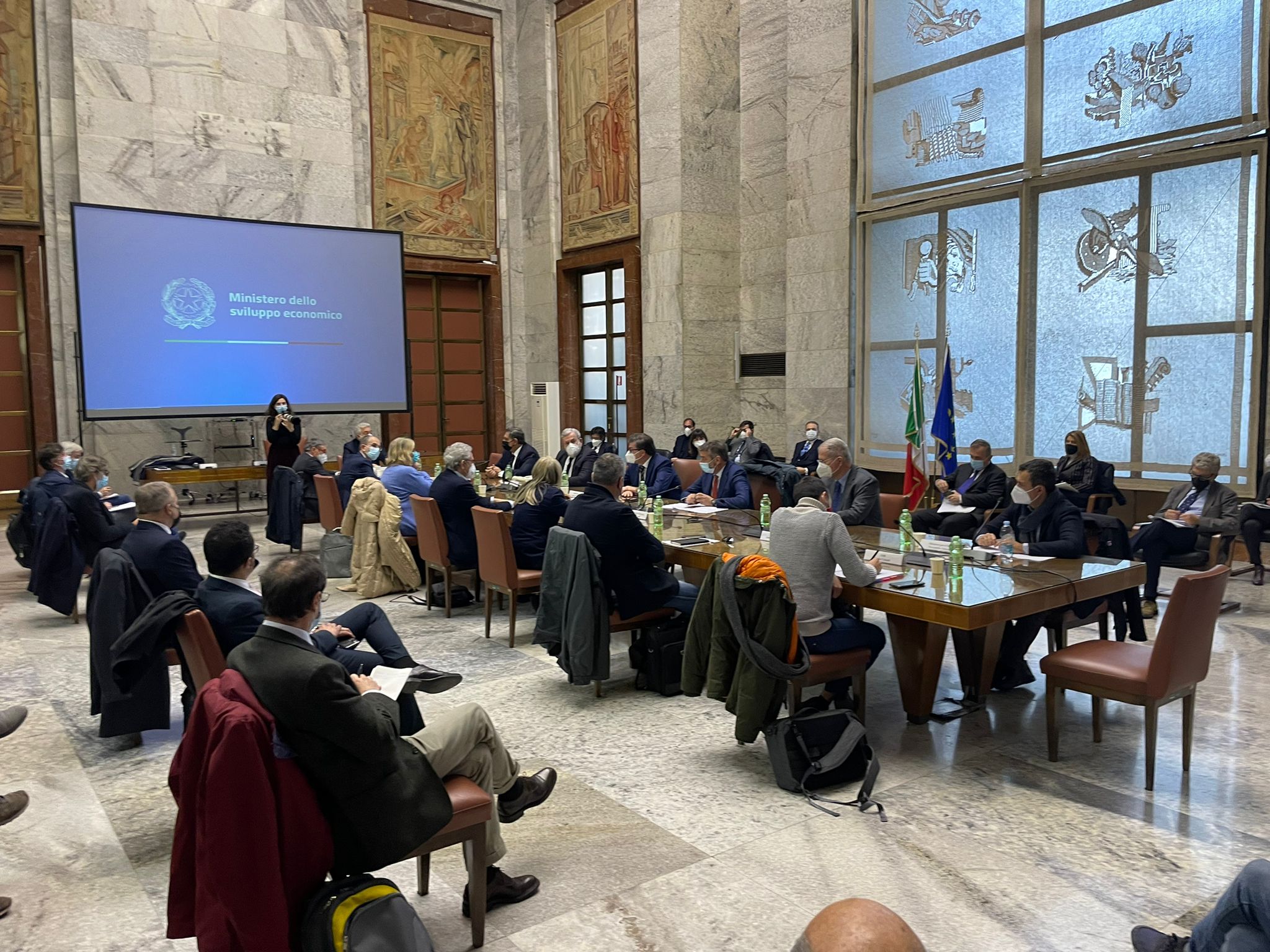 Galleria ACCIAIERIE D’ITALIA, EMILIANO A ROMA CON I MINISTRI GIORGETTI E ORLANDO E L’AD BERNABE’: “SVOLTA DECISIVA PER LA DECARBONIZZAZIONE, SI’ DEL GOVERNO A NUOVO PIANO ENERGETICO”. - Diapositiva 3 di 5