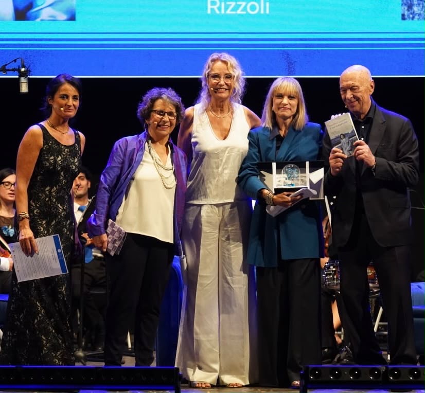 Galleria Premio “I Fiori Blu”, a Foggia la settima edizione incorona Annalisa Cuzzocrea. Riconoscimenti anche a Francesco Carofiglio e Tomaso Montanari - Diapositiva 1 di 3