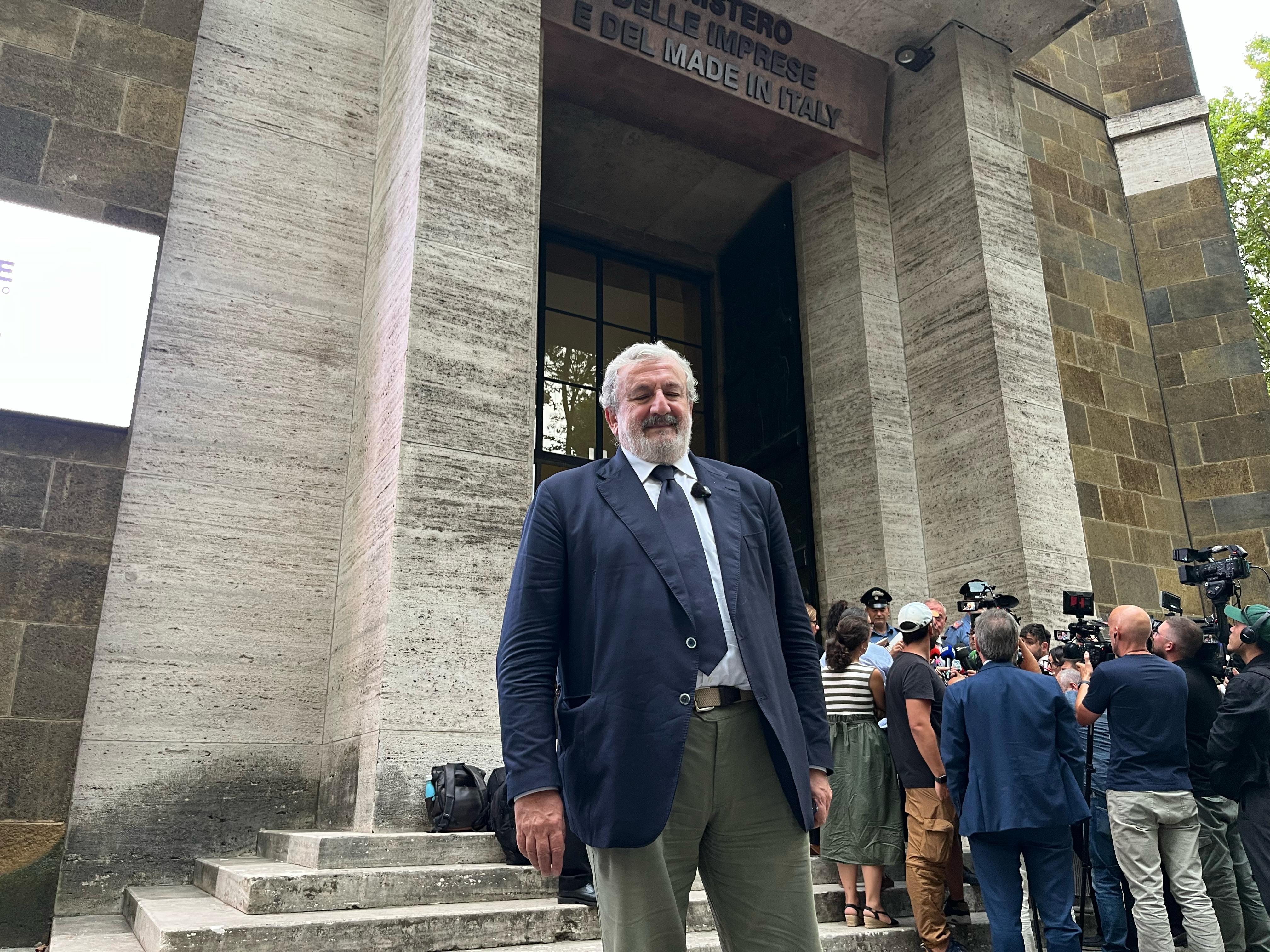 Galleria Dichiarazione del presidente della Regione Puglia Michele Emiliano sulla firma per la decarbonizzazione dell’ex Ilva di Taranto - Diapositiva 1 di 2