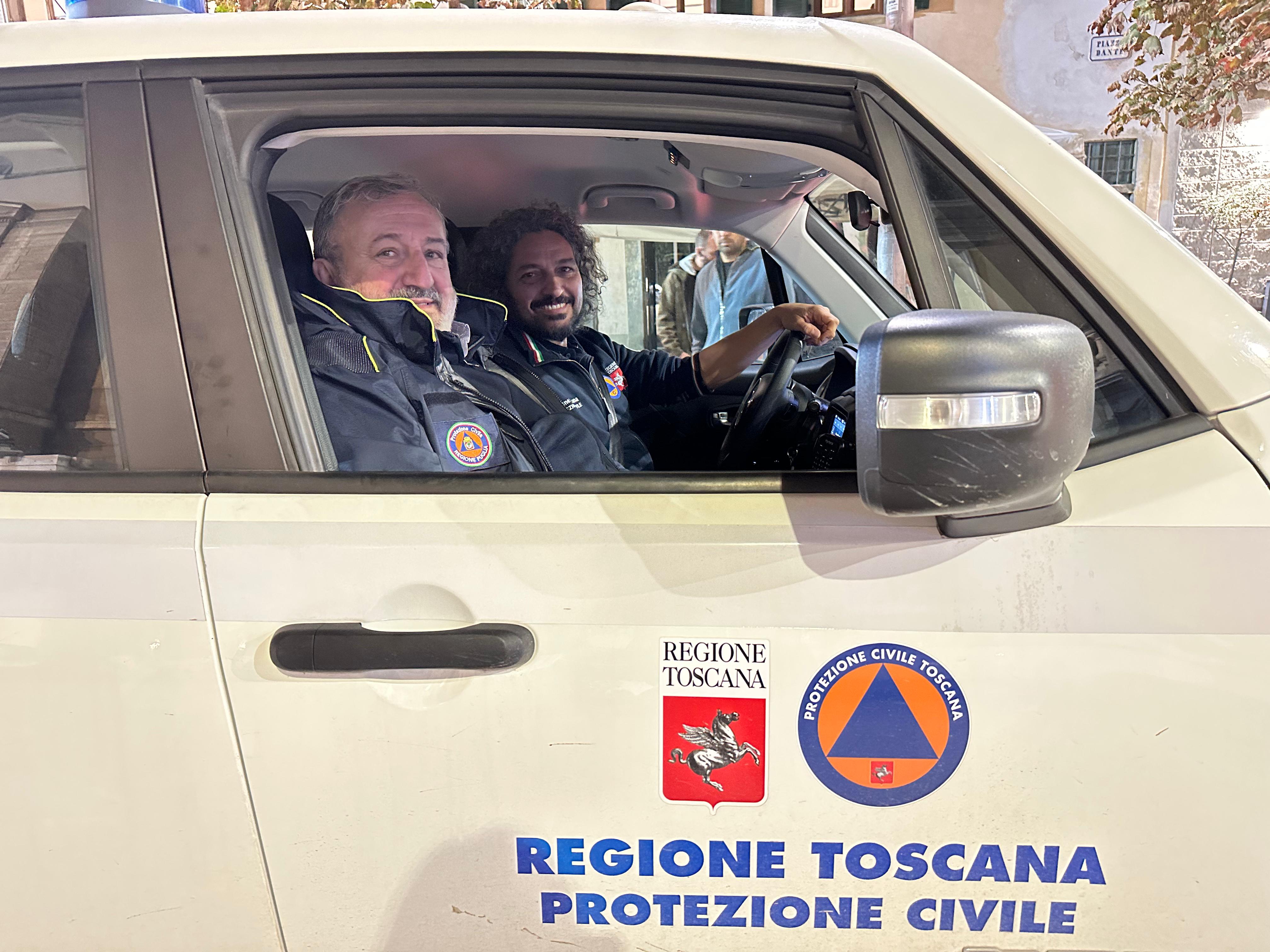 Galleria EMERGENZA ALLUVIONE, EMILIANO E GIANI A CAMPI BISENZIO CON LA COLONNA MOBILE DELLA PROTEZIONE CIVILE  - Diapositiva 8 di 18