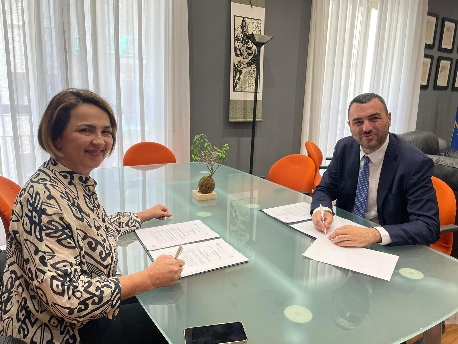 Galleria Sigla della dichiarazione congiunta tra Regione Puglia e UNIDO ITPO Italy - Diapositiva 2 di 2