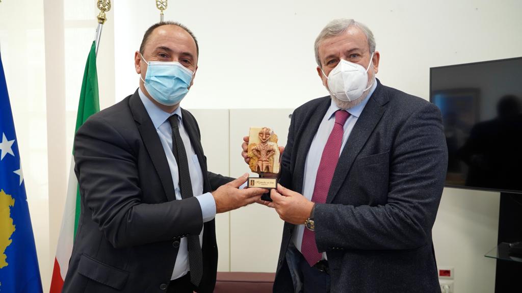 Galleria EMILIANO E DELLI NOCI RICEVONO IL MINISTRO DELLE INFRASTRUTTURE E L'AMBASCIATORE DEL KOSOVO: “RAFFORZARE I RAPPORTI DI COLLABORAZIONE TRA LA PUGLIA E IL PIÙ GIOVANE PAESE D’EUROPA” - Diapositiva 6 di 15