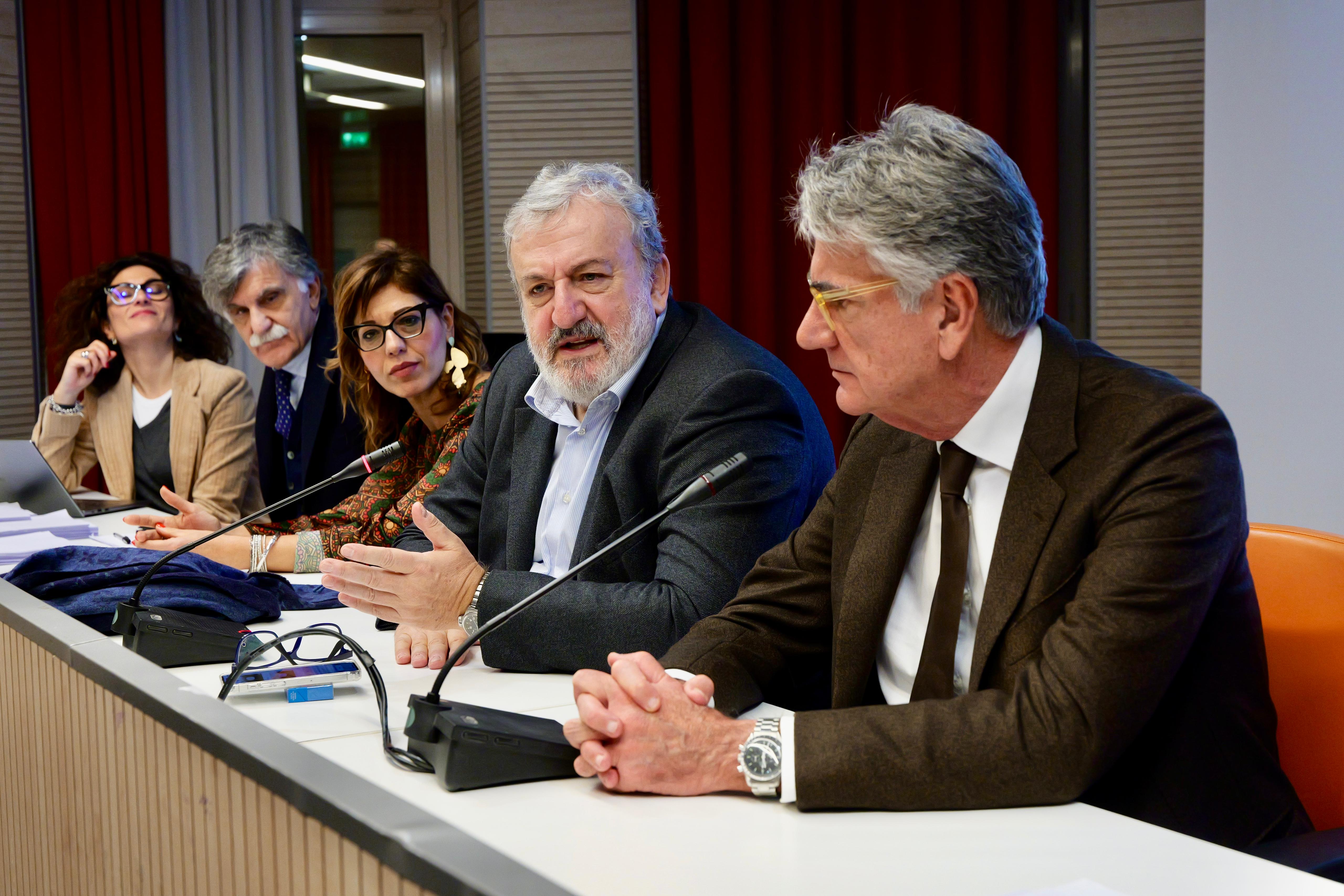 Galleria IL PRESIDENTE EMILIANO ALLA RIUNIONE DELL’UNITÀ DI COORDINAMENTO DELLA RETE ONCOLOGICA PUGLIESE: “PUNTARE ANCORA DI PIÙ SUI CENTRI DI ORIENTAMENTO” - Diapositiva 9 di 14