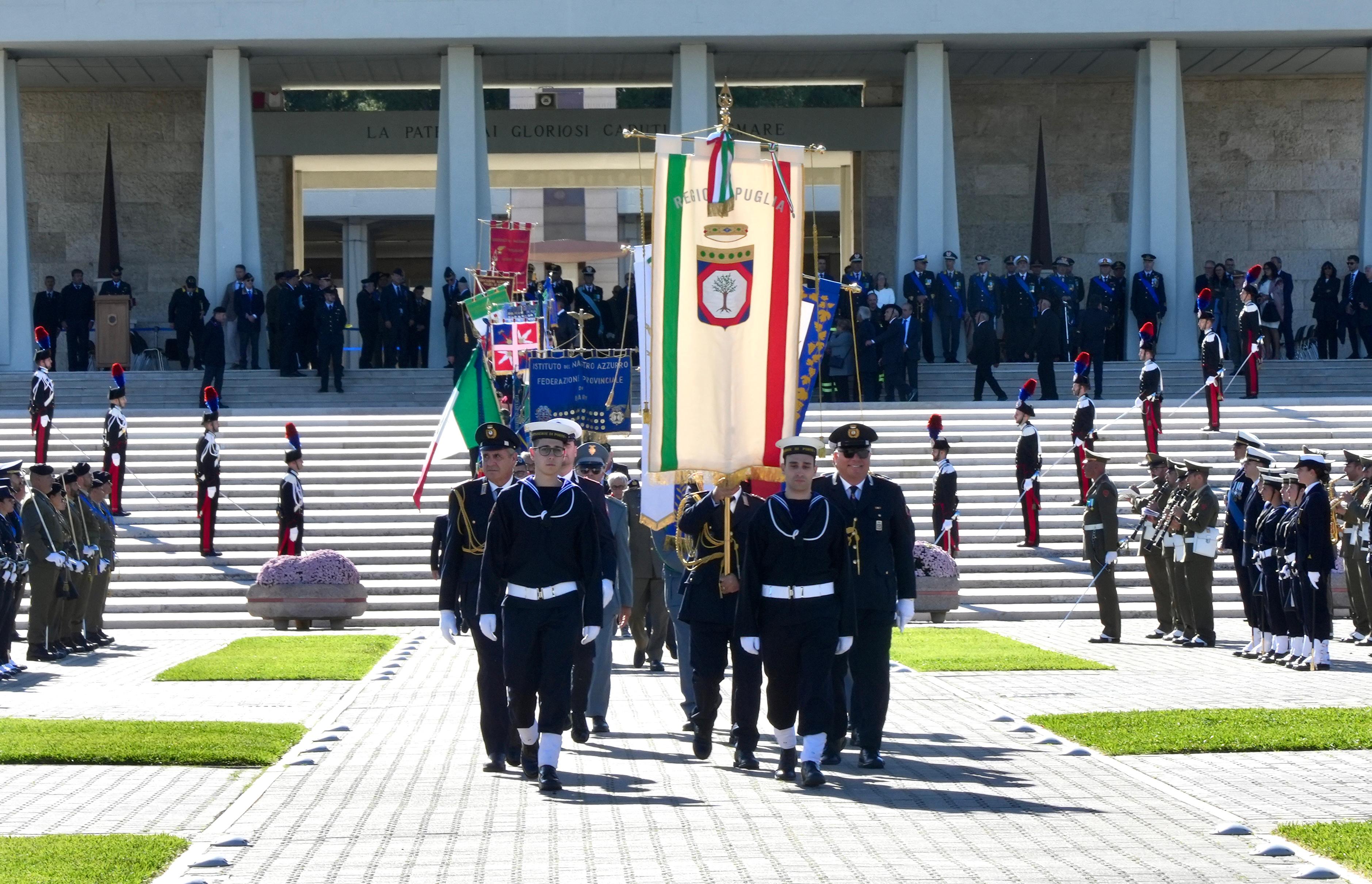 Galleria Il presidente Emiliano alle celebrazioni della Giornata dell'Unità nazionale e delle Forze Armate: “Festa che esprime gratitudine per i nostri caduti e volontà di pace” - Diapositiva 3 di 14