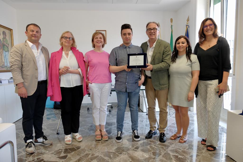 Galleria L’assessore regionale Leo premia studente vincitore del concorso nazionale di lingua francese - Diapositiva 3 di 6