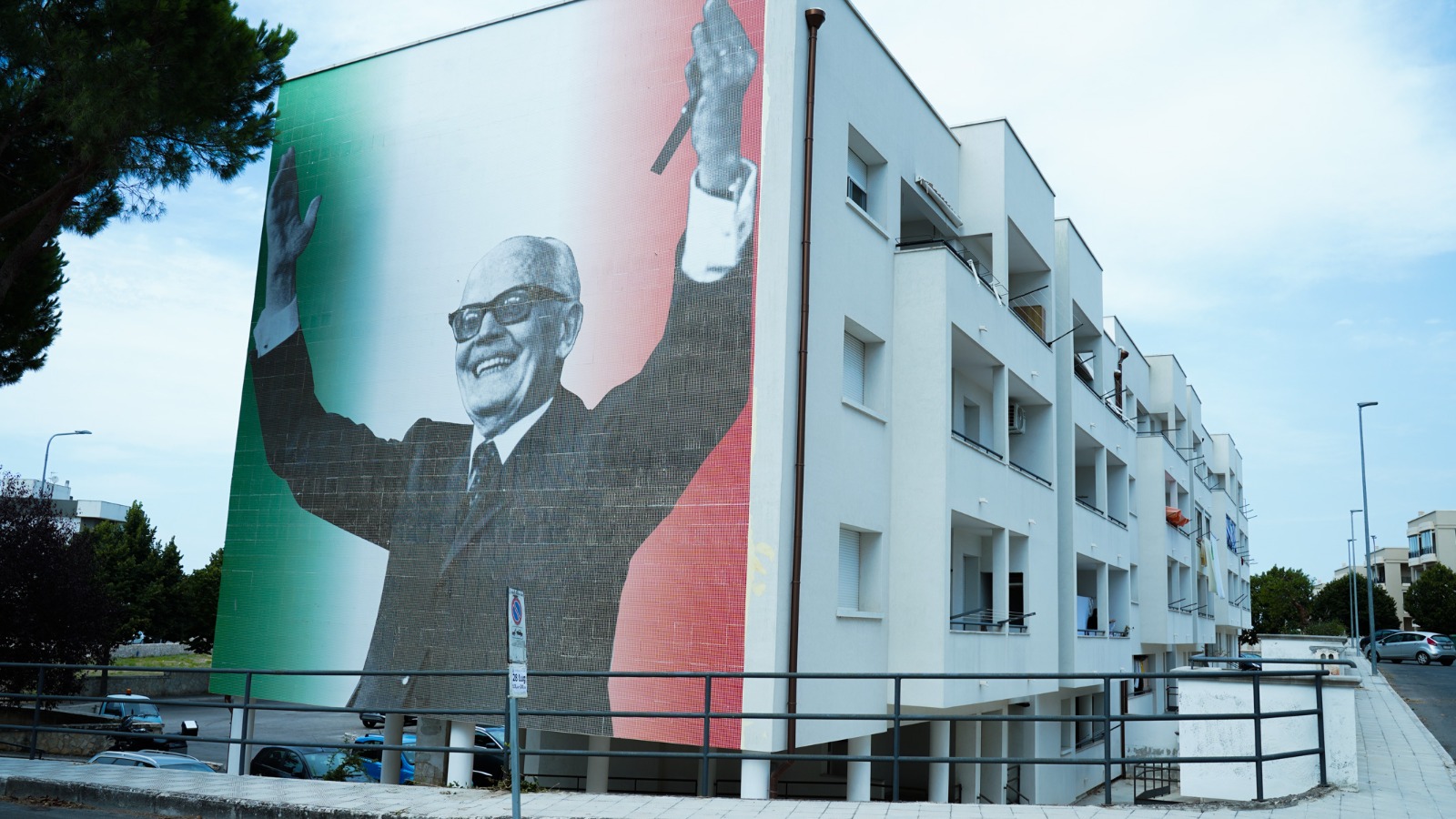 Galleria MARTINA FRANCA, EMILIANO E PENTASSUGLIA ALL’INAUGURAZIONE DELLO SMART WALL DEDICATO A PERTINI - Diapositiva 8 di 10