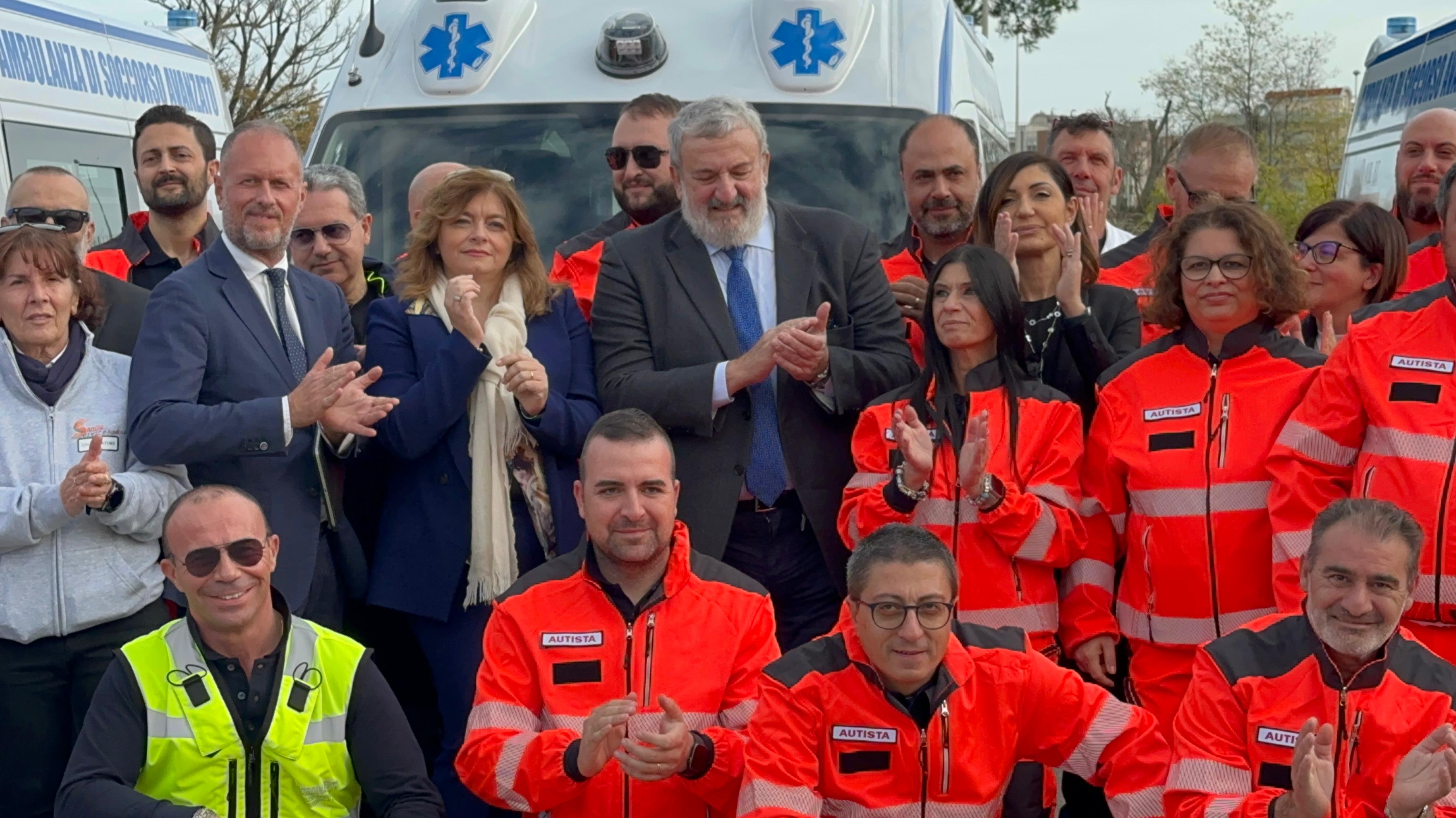 Galleria INTERNALIZZAZIONE 118 ASL BT: IL PRESIDENTE EMILIANO OGGI ALLA FIRMA DEL CONTRATTO SANITASERVICE DI 198 AUTISTI E AUTISTI SOCCORRITORI - Diapositiva 1 di 9