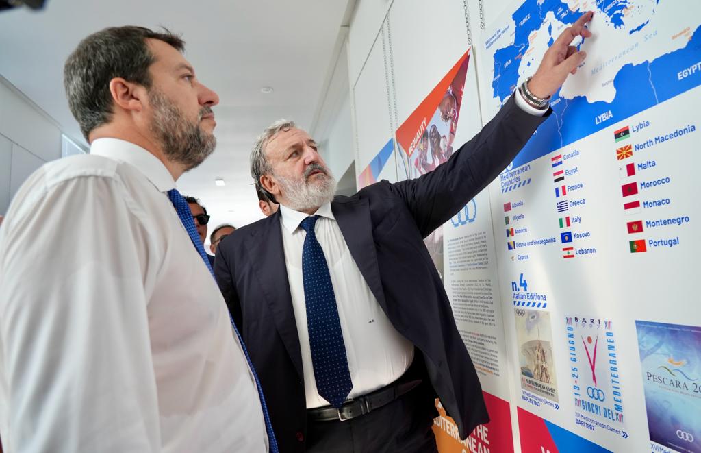 Galleria FdL 2023. Il ministro Salvini visita il padiglione della Regione Puglia. Con il presidente Emiliano visitano la mostra sui Giochi del Mediterraneo a Taranto - Diapositiva 5 di 7