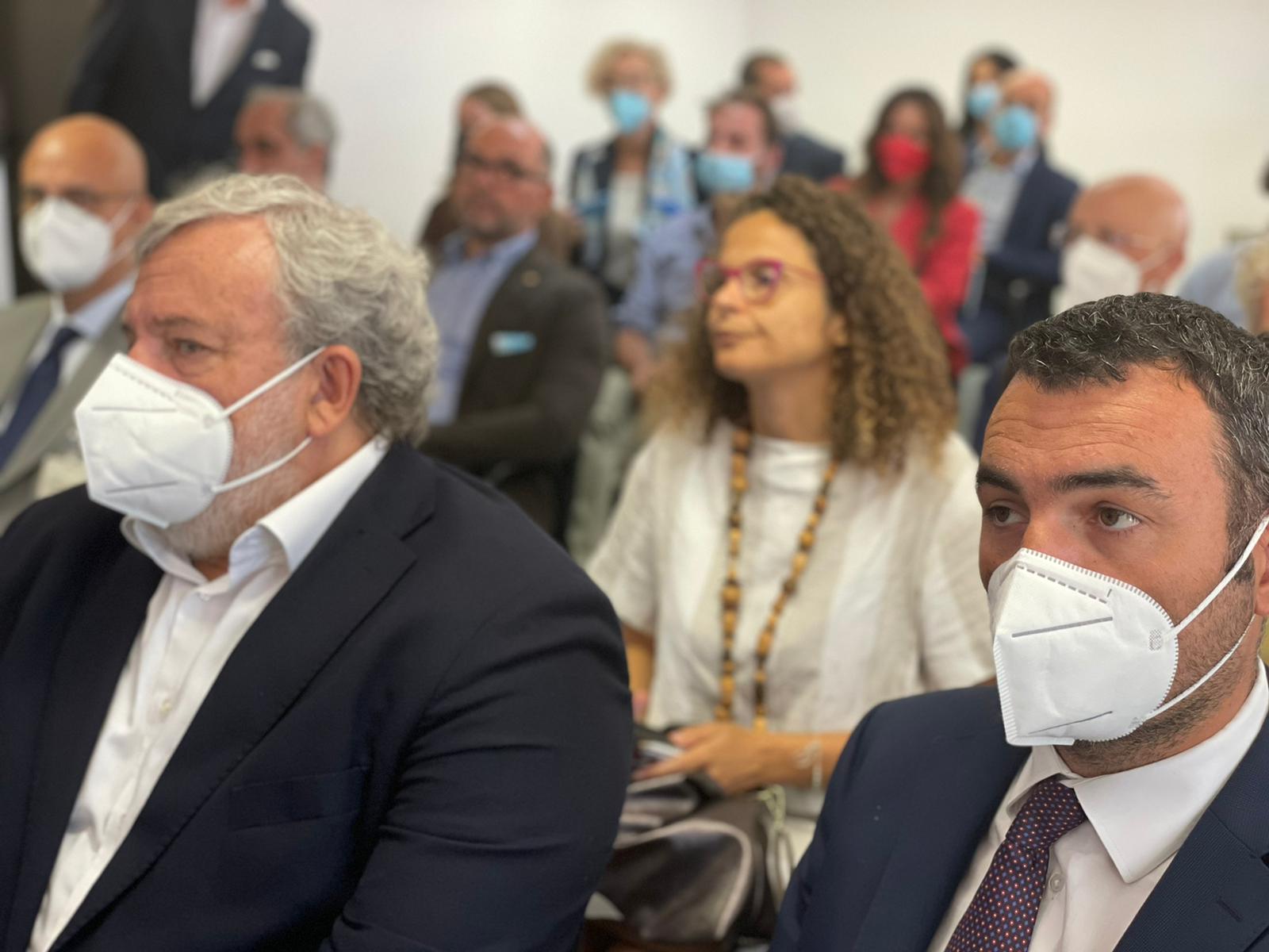 Galleria Emiliano e Delli Noci al nuovo Client Innovation Center di IBM: “E’ la conferma delle previsioni di sviluppo per l’economia pugliese. Finalmente un collegamento tra politiche d’investimento, formazione e grandi gruppi” - Diapositiva 3 di 4