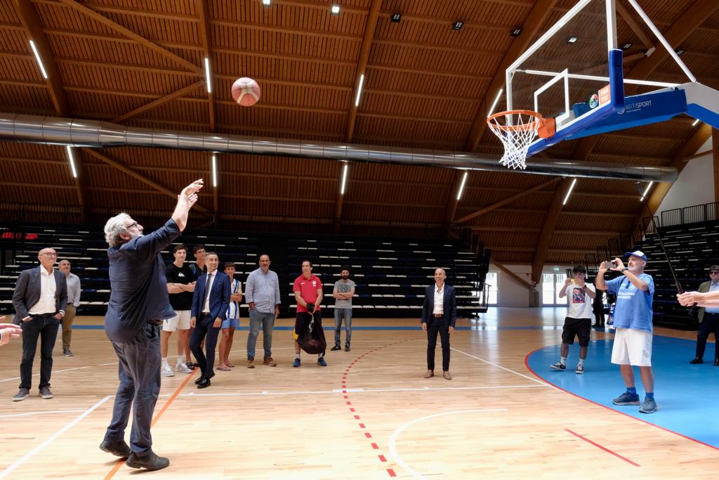 Galleria Emiliano alla inaugurazione del nuovo Palasport di Fasano: “Impegno importante della Regione, insieme a CONI e Comune” - Diapositiva 1 di 7