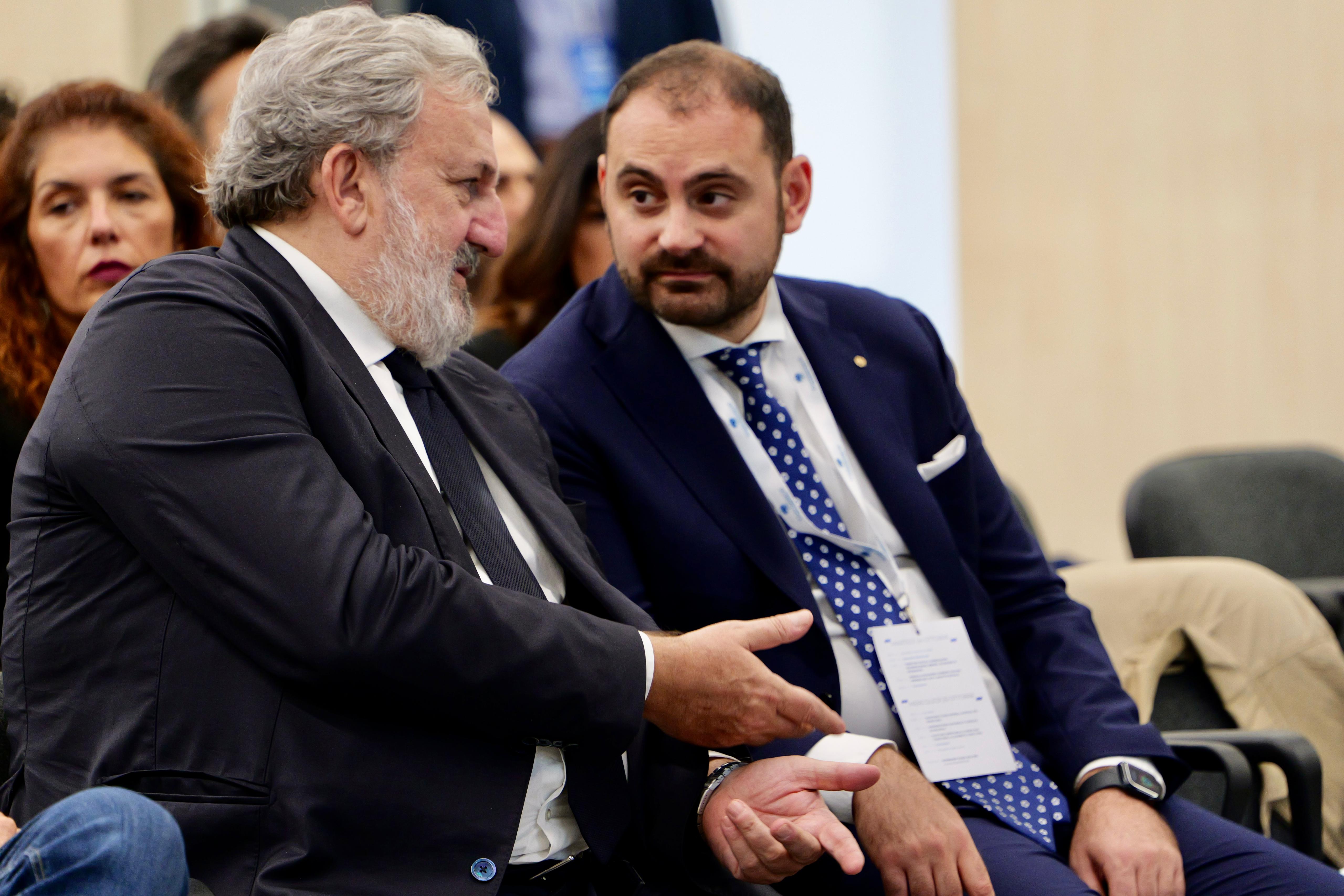 Galleria IL PRESIDENTE EMILIANO AL XIV FORUM NAZIONALE DEI GIOVANI IMPRENDITORI CONFCOMMERCIO - Diapositiva 4 di 6