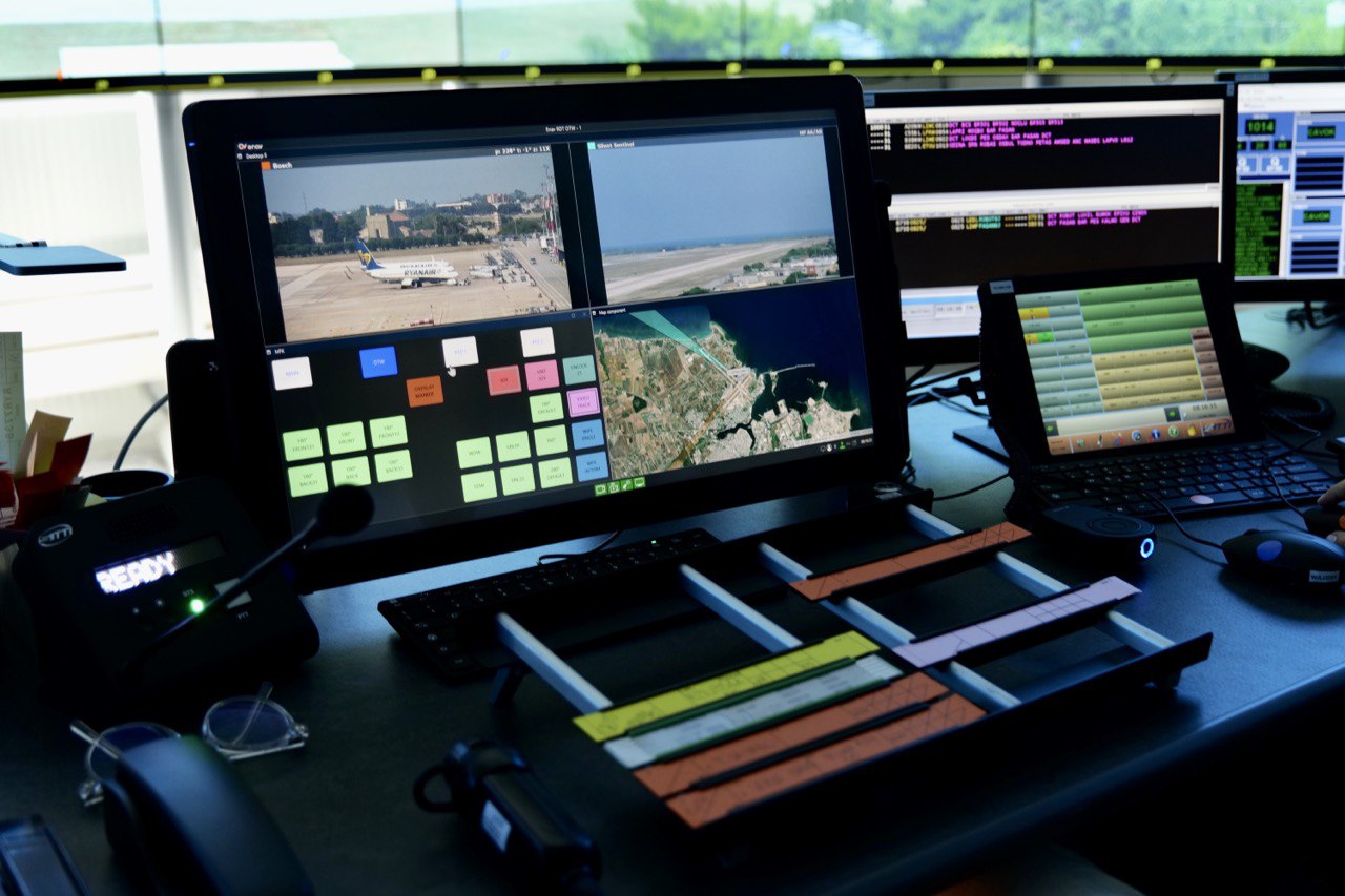 Galleria Aeroporto di Brindisi, Emiliano all’apertura della prima Torre di controllo gestita da remoto: “Il capitale umano qui impiegato farà un salto di qualità” - Diapositiva 4 di 15