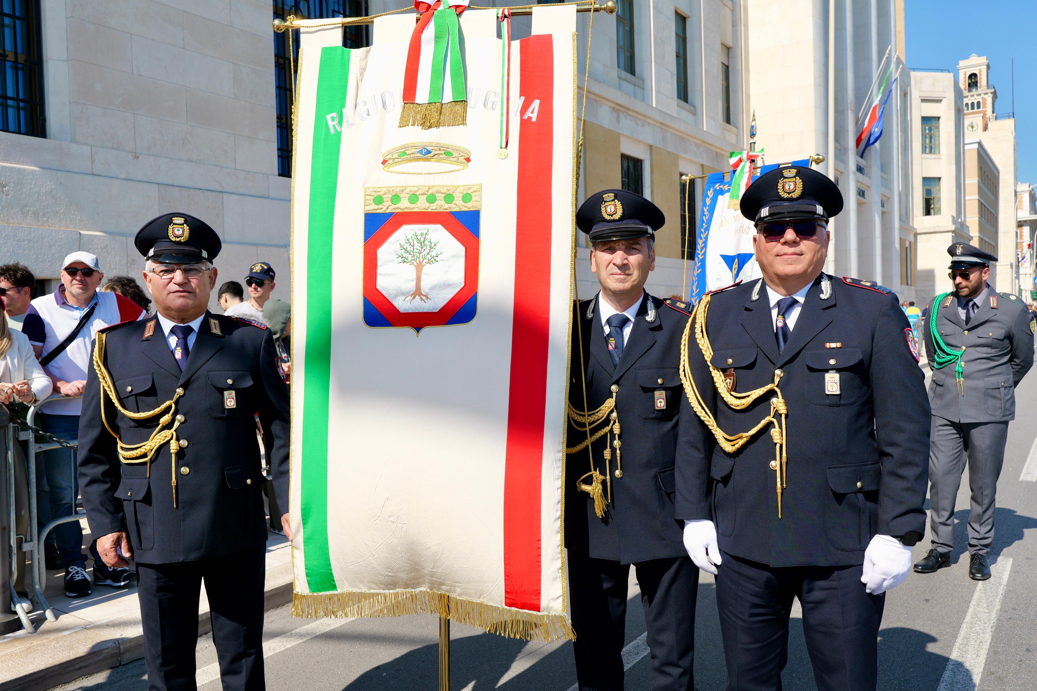 Galleria IL PRESIDENTE EMILIANO ALLE CELEBRAZIONI PER IL 164° ANNIVERSARIO DELL’ESERCITO: “É ANCHE LA FESTA DEI TANTI PUGLIESI CHE HANNO OFFERTO LA VITA E SERVITO LA PATRIA”. - Diapositiva 9 di 13