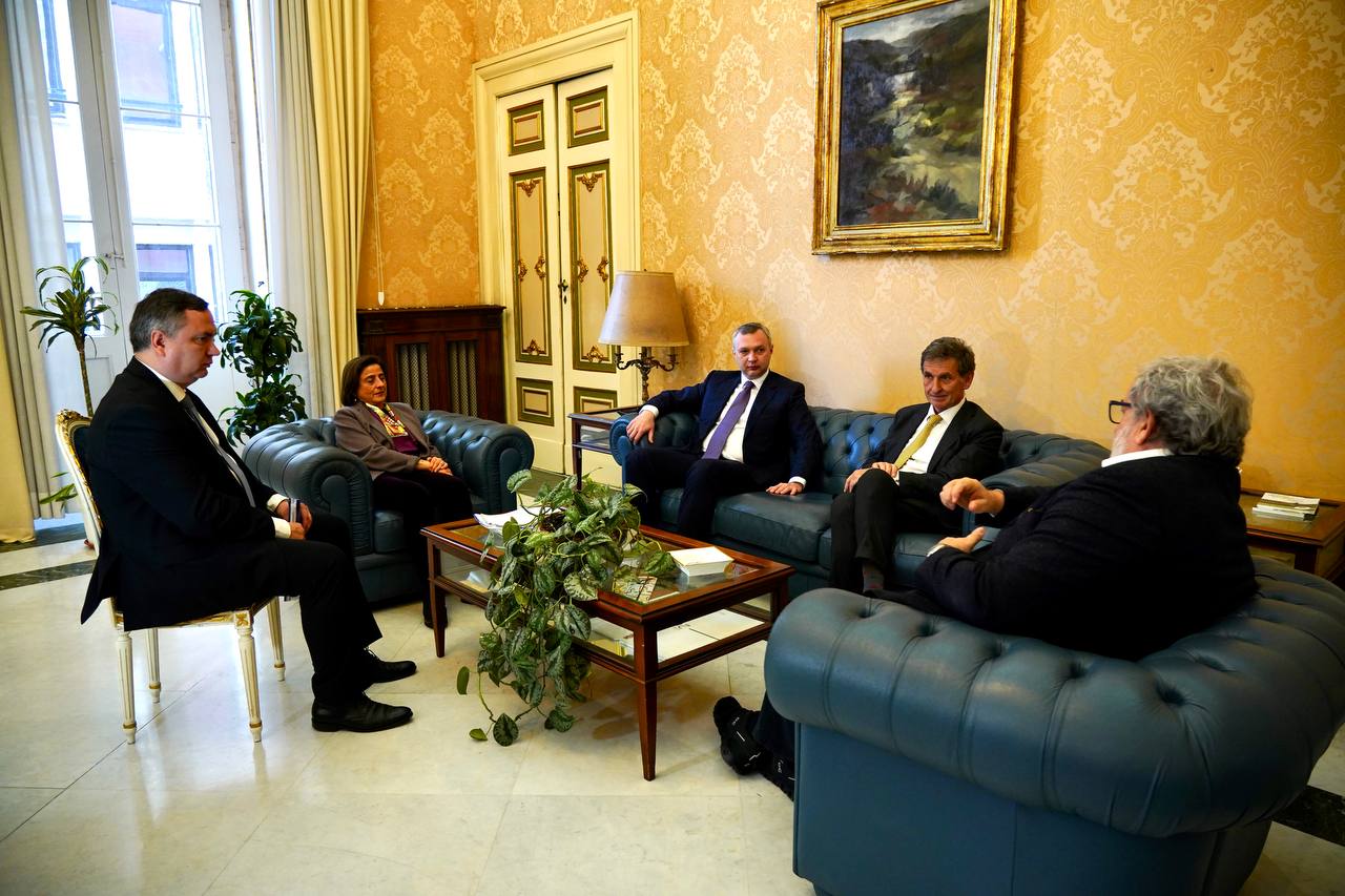 Galleria EMILIANO INCONTRA L’AMBASCIATORE STRAORDINARIO D’UCRAINA YAROSLAV MELNYK: “RIPRISTINARE IL DIRITTO INTERNAZIONALE” - Diapositiva 1 di 2