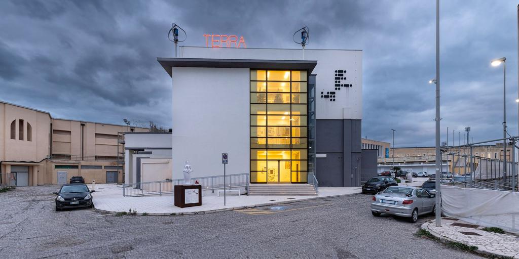 Galleria Al PACT l'inaugurazione dell’opera in.Terra di Daniela Corbascio e la presentazione del catalogo 