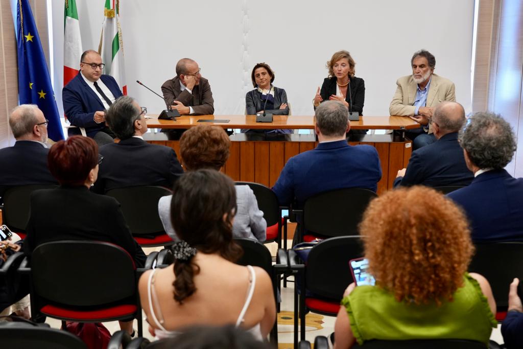 Galleria Dalla collaborazione tra Regione Puglia, Medici con l’Africa Cuamm e Università di Bari nasce un modello efficiente di accoglienza e servizi sanitari per i migranti - Diapositiva 3 di 11