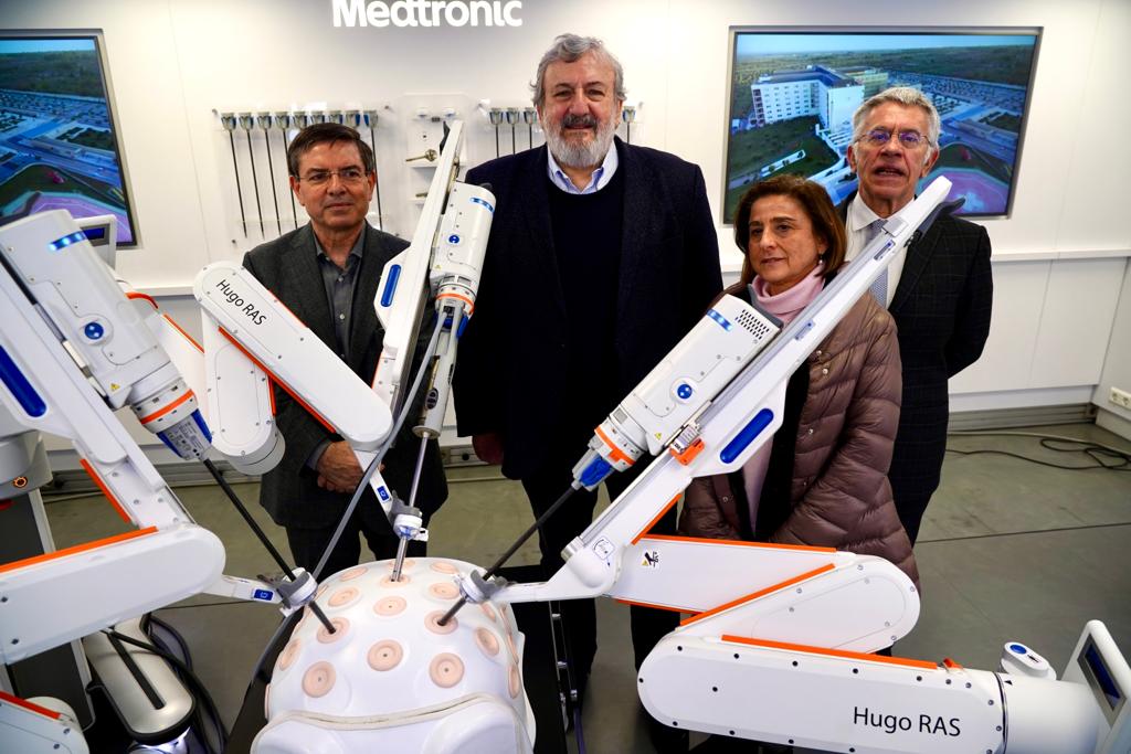 Galleria IL ROBOT HUGO AL MIULLI: IL FUTURO DELLA CHIRURGIA PRESENTATO A BARI.  EMILIANO: “CONSENTIRÀ ANCHE DI ABBASSARE I COSTI” - Diapositiva 1 di 5