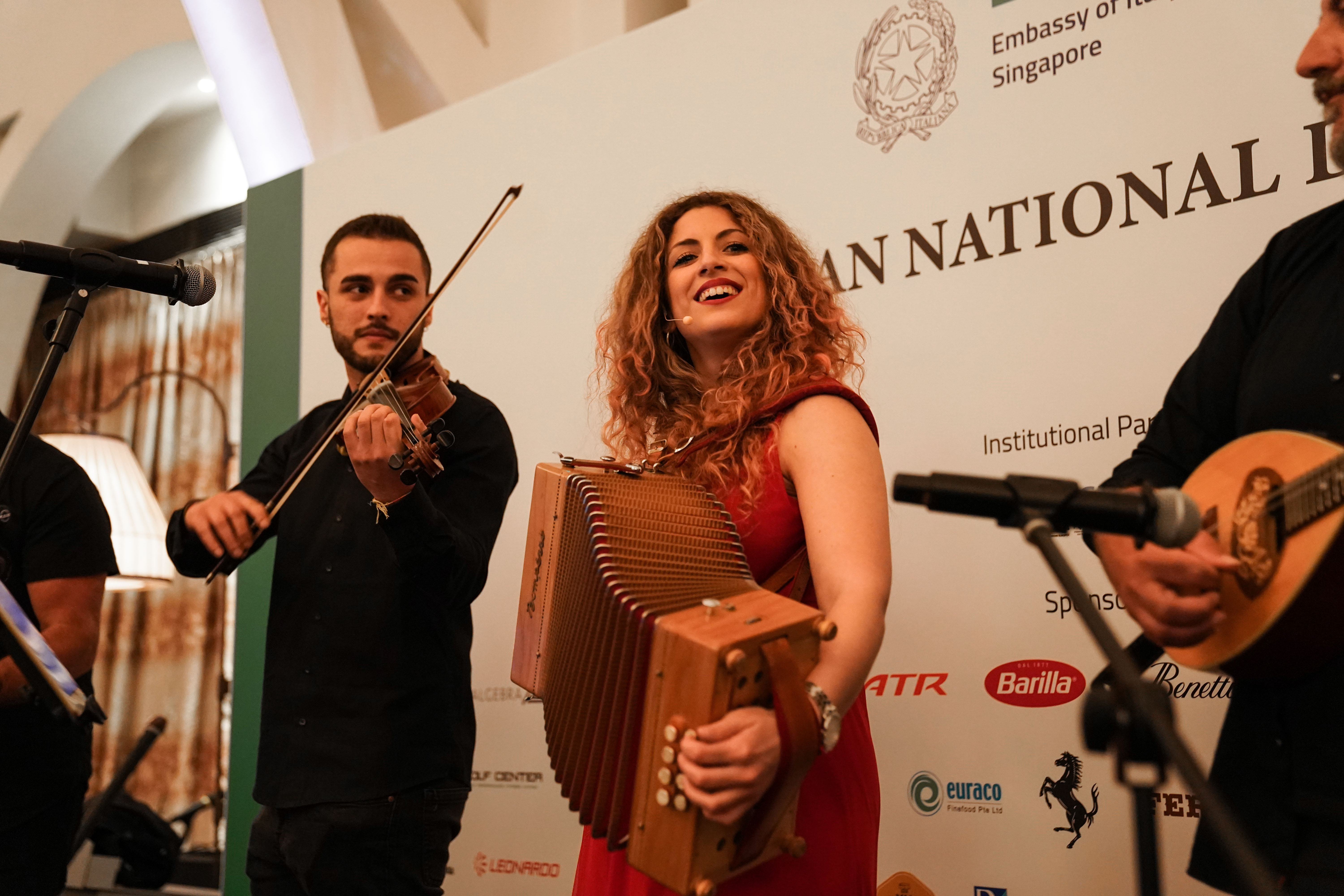 Galleria SULLE NOTE DELLA PIZZICA PRENDONO IL VIA A SINGAPORE LE CELEBRAZIONI PER LA FESTA DELLA REPUBBLICA ITALIANA - Diapositiva 2 di 7