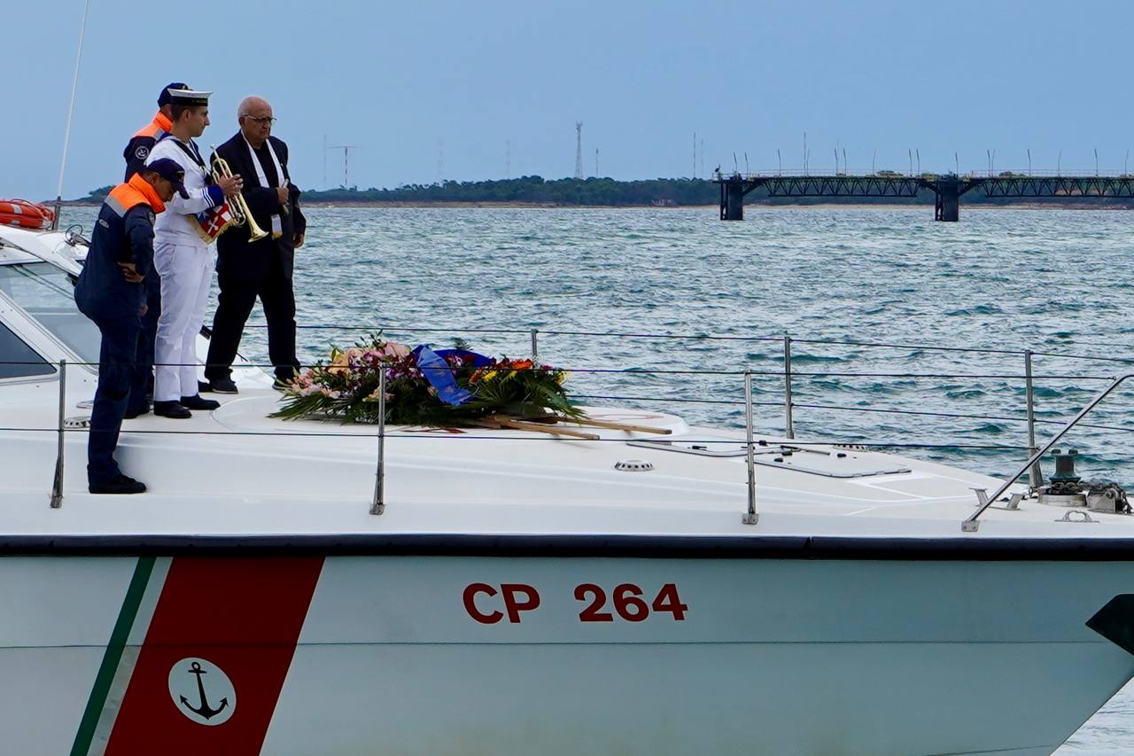 Galleria Taranto, il presidente Emiliano alla cerimonia in memoria dei caduti sul lavoro - Diapositiva 2 di 10