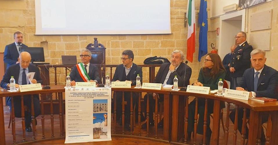 Galleria EMILIANO AL CONVEGNO SULLA RIFORMA CARTABIA: “IDEA FANTASTICA DELLA FONDAZIONE ARCHEOLOGICA CANOSINA DI RIEDUCARE ATTRAVERSO LA BELLEZZA” - Diapositiva 1 di 1