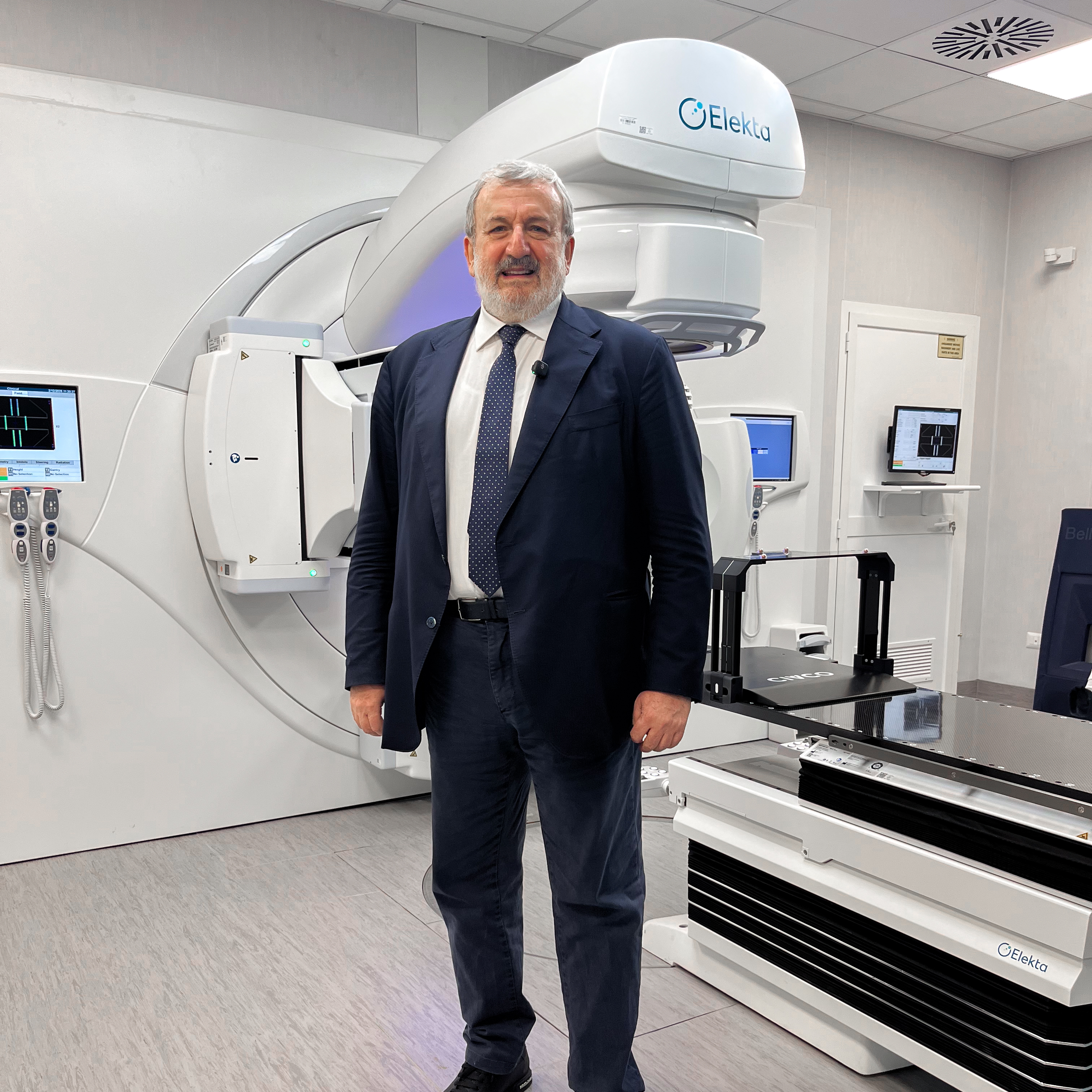 Galleria Policlinico Foggia, il presidente della Regione Michele Emiliano e l'assessore alla Sanità Raffaele Piemontese inaugurano il nuovo acceleratore lineare della Struttura di Radioterapia - Diapositiva 5 di 15