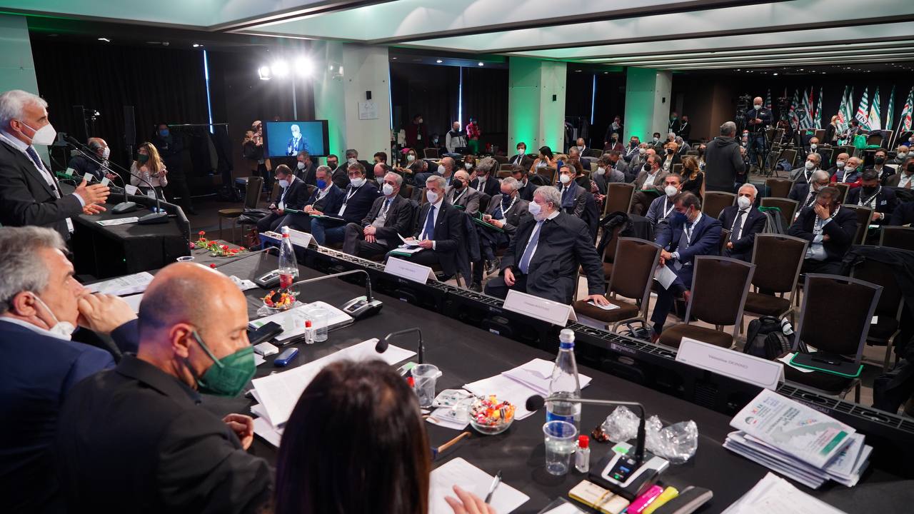 Galleria Il presidente Emiliano e gli assessori Leo, Palese, Pentassuglia al XIII Congresso regionale Cisl Puglia a Bari - Diapositiva 15 di 18