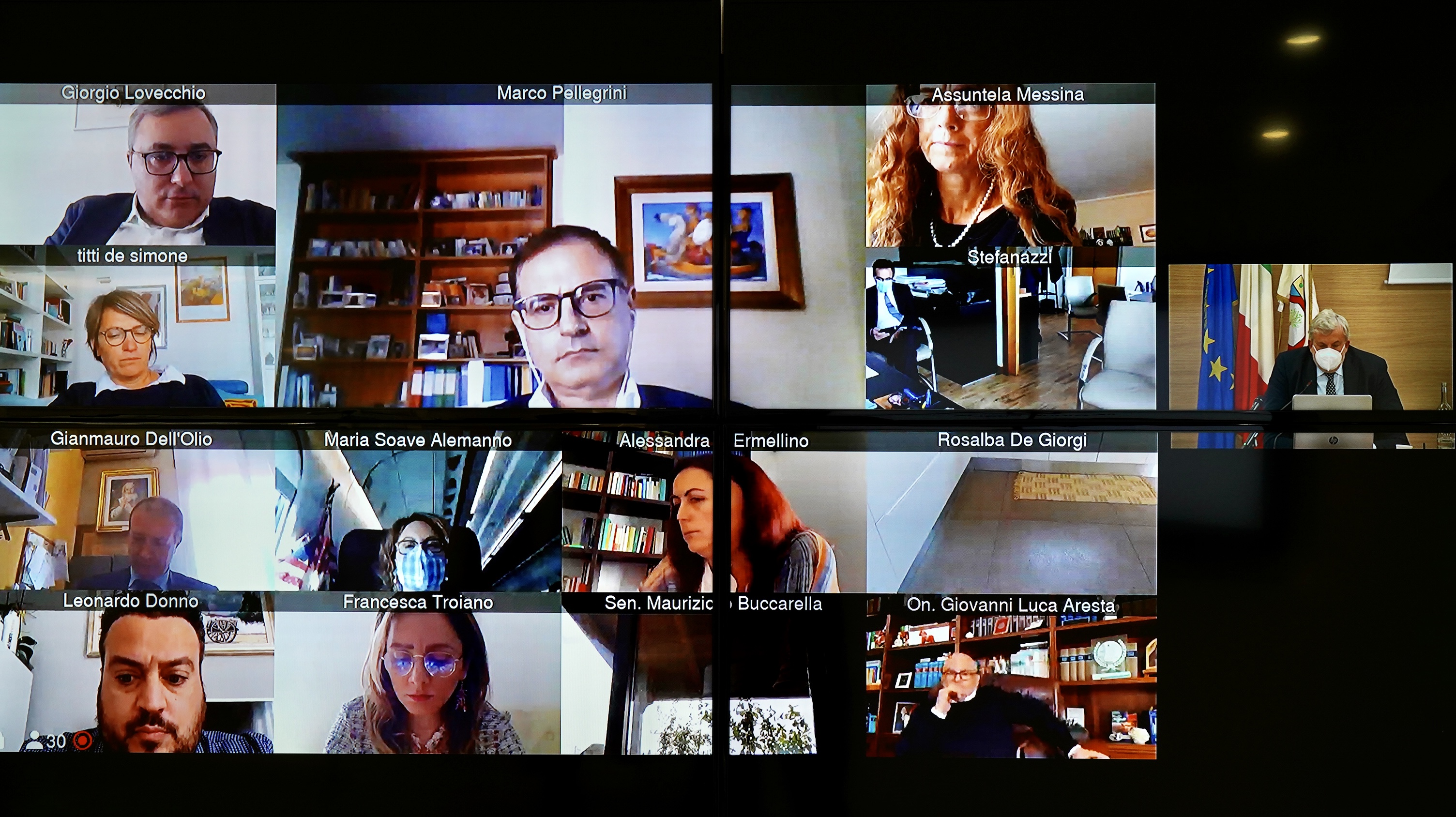 Galleria INCONTRO TRA EMILIANO E PARLAMENTARI ED EUROPARLAMENTARI DI GOVERNO SUL PROGRAMMA DELLA PUGLIA - Diapositiva 7 di 11