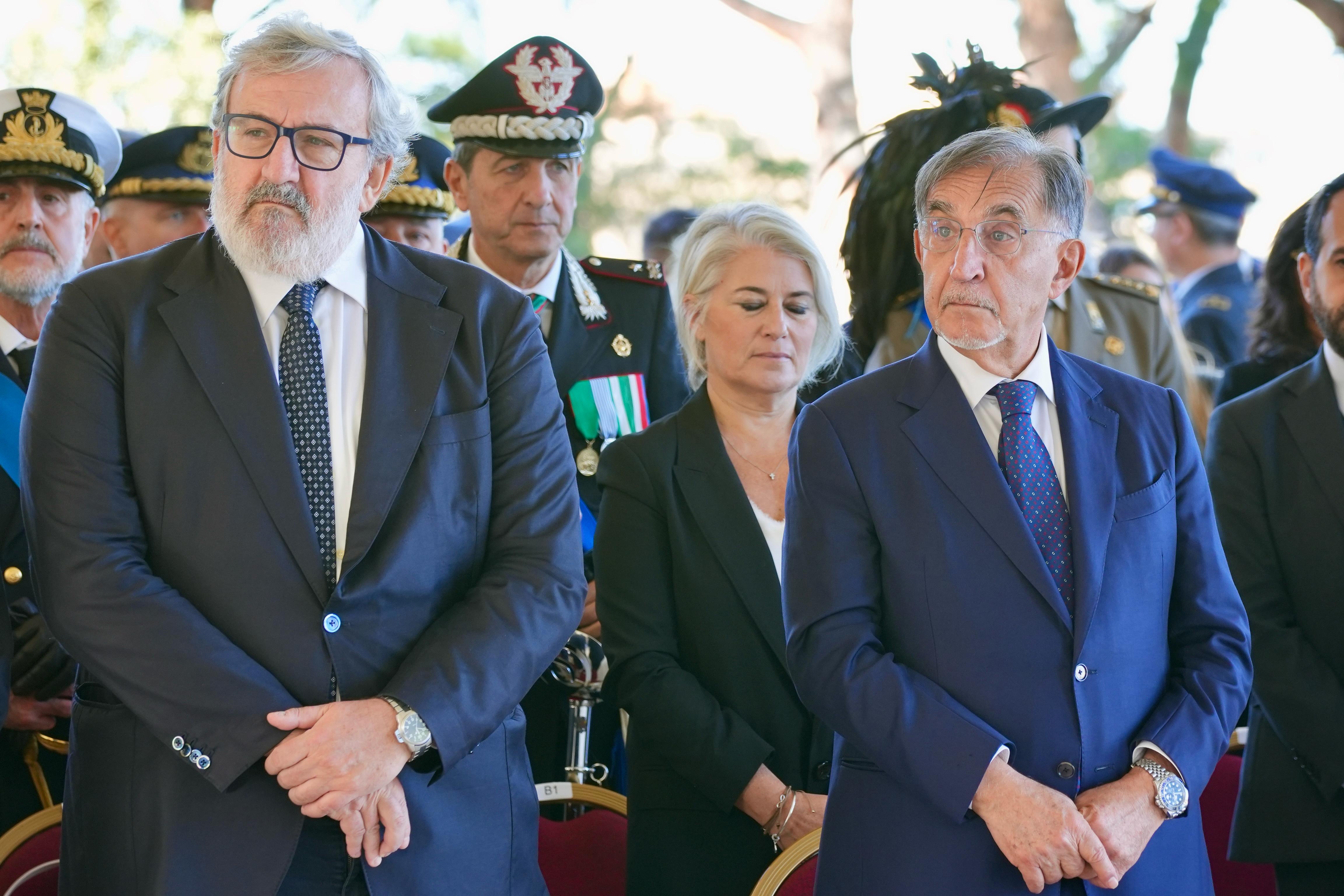 Galleria Il presidente Emiliano alle celebrazioni della Giornata dell'Unità nazionale e delle Forze Armate: “Festa che esprime gratitudine per i nostri caduti e volontà di pace” - Diapositiva 11 di 14