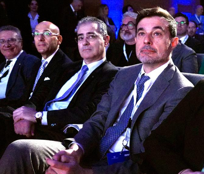 Galleria EMILIANO ALL’ASSEMBLEA DI CONFINDUSTRIA BRINDISI: “LE SOLE RISORSE EUROPEE NON BASTANO, IL GOVERNO PROVVEDA CON SOLLECITUDINE A STANZIARE I FONDI FSC PER NON VANIFICARE GLI SFORZI COMPIUTI IN QUESTI ANNI DALLA PUGLIA” - Diapositiva 1 di 7