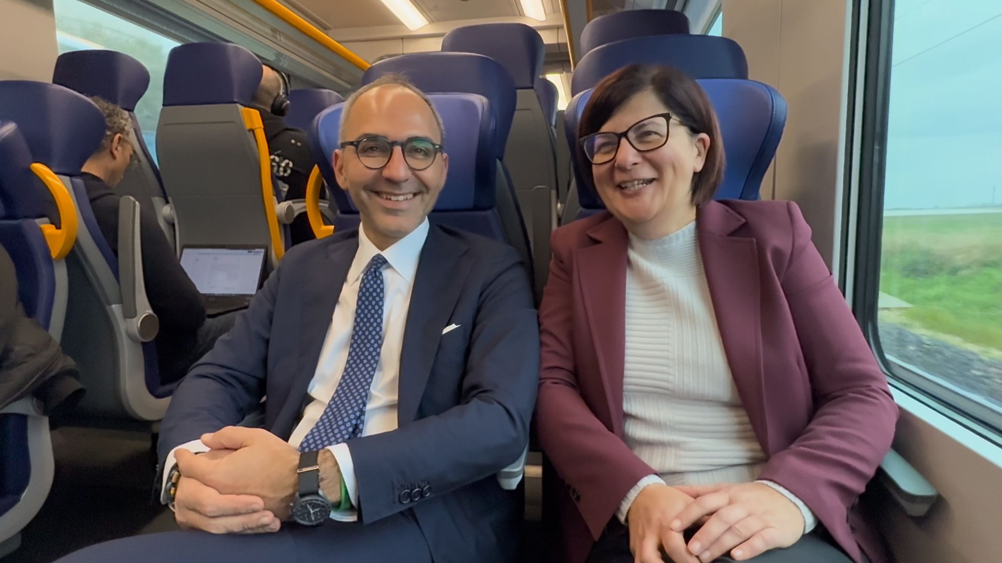 Galleria Trasporti, Piemontese: “Il primo giorno si comincia dalle persone. Sul treno delle 7:30 per capire, ascoltare, migliorare”. A bordo passaggio di consegne simbolico con Debora Ciliento - Diapositiva 3 di 3