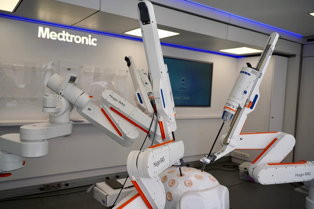 Galleria IL ROBOT HUGO AL MIULLI: IL FUTURO DELLA CHIRURGIA PRESENTATO A BARI.  EMILIANO: “CONSENTIRÀ ANCHE DI ABBASSARE I COSTI” - Diapositiva 4 di 5