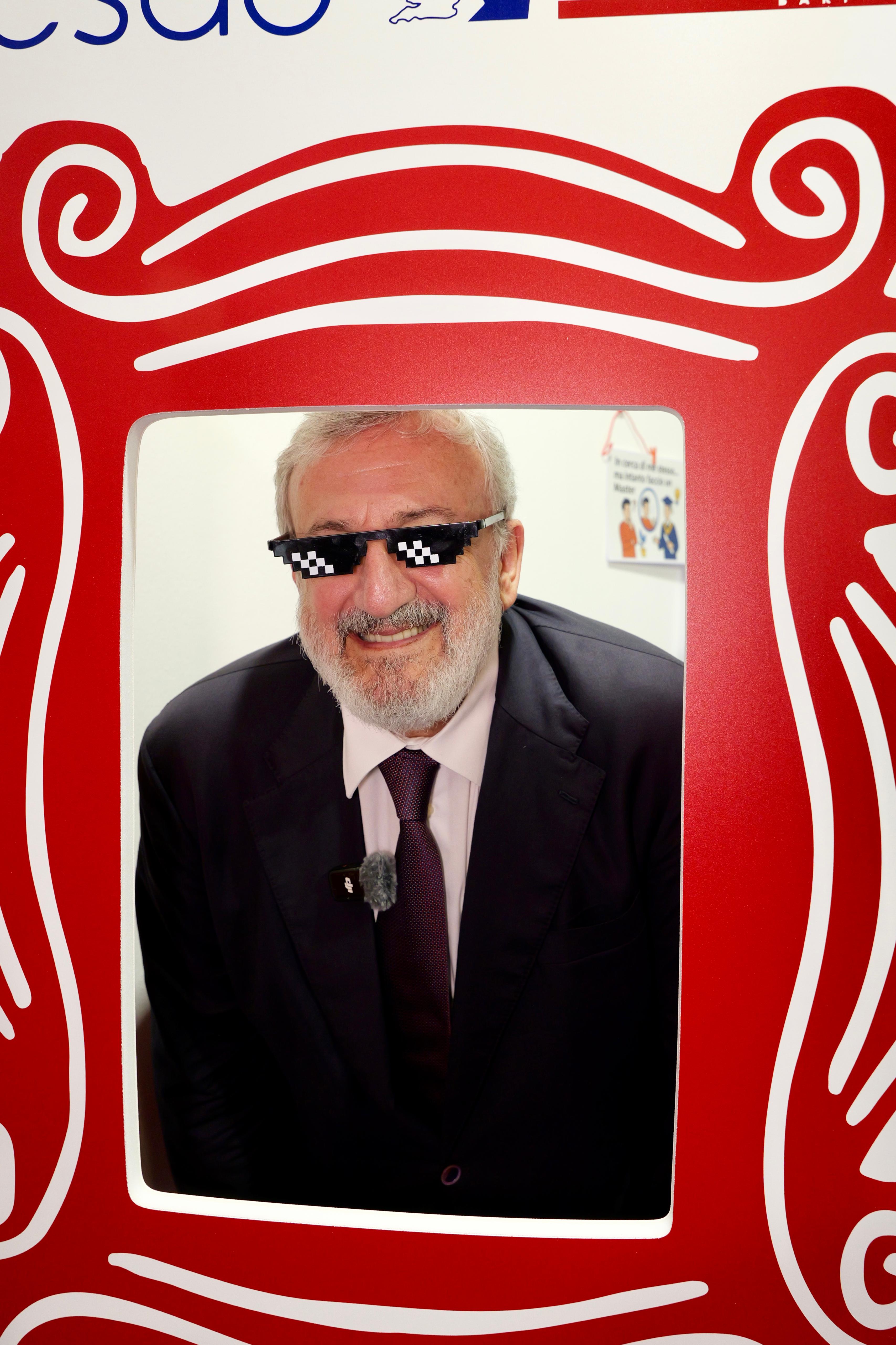 Galleria IL PRESIDENTE EMILIANO E L’ASSESSORE LEO ALLA SECONDA GIORNATA DI JOB&ORIENTA: VISITA TRA GLI STAND CON AL BANO - Diapositiva 3 di 13