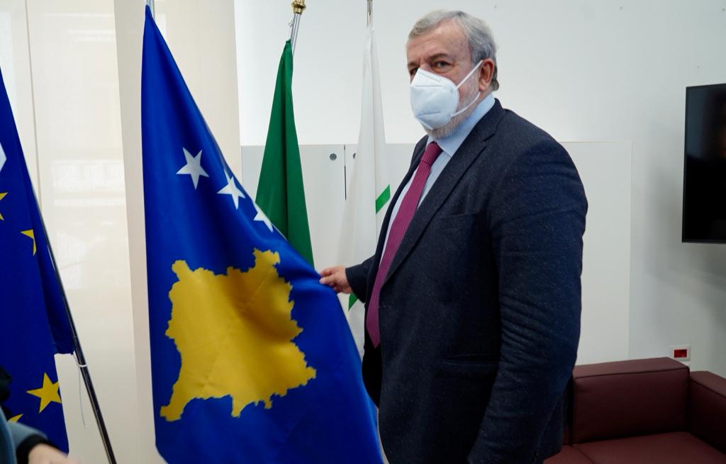 Galleria EMILIANO E DELLI NOCI RICEVONO IL MINISTRO DELLE INFRASTRUTTURE E L'AMBASCIATORE DEL KOSOVO: “RAFFORZARE I RAPPORTI DI COLLABORAZIONE TRA LA PUGLIA E IL PIÙ GIOVANE PAESE D’EUROPA” - Diapositiva 4 di 15