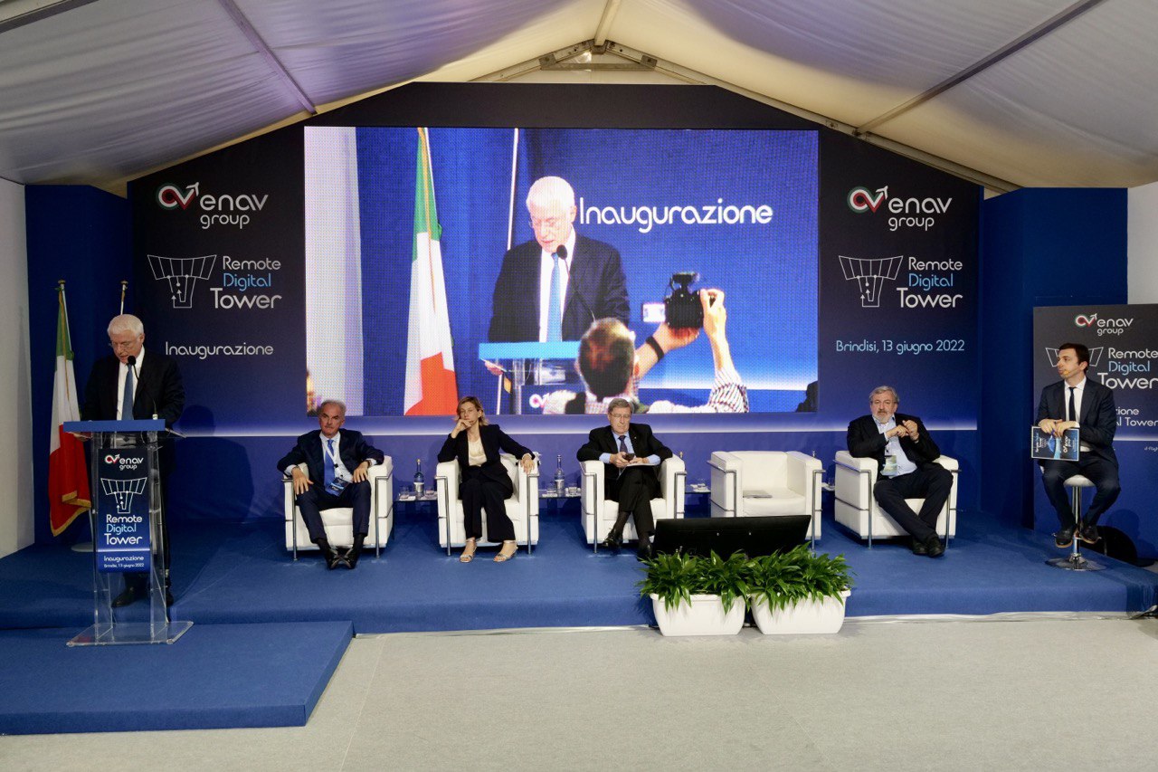 Galleria Aeroporto di Brindisi, Emiliano all’apertura della prima Torre di controllo gestita da remoto: “Il capitale umano qui impiegato farà un salto di qualità” - Diapositiva 7 di 15