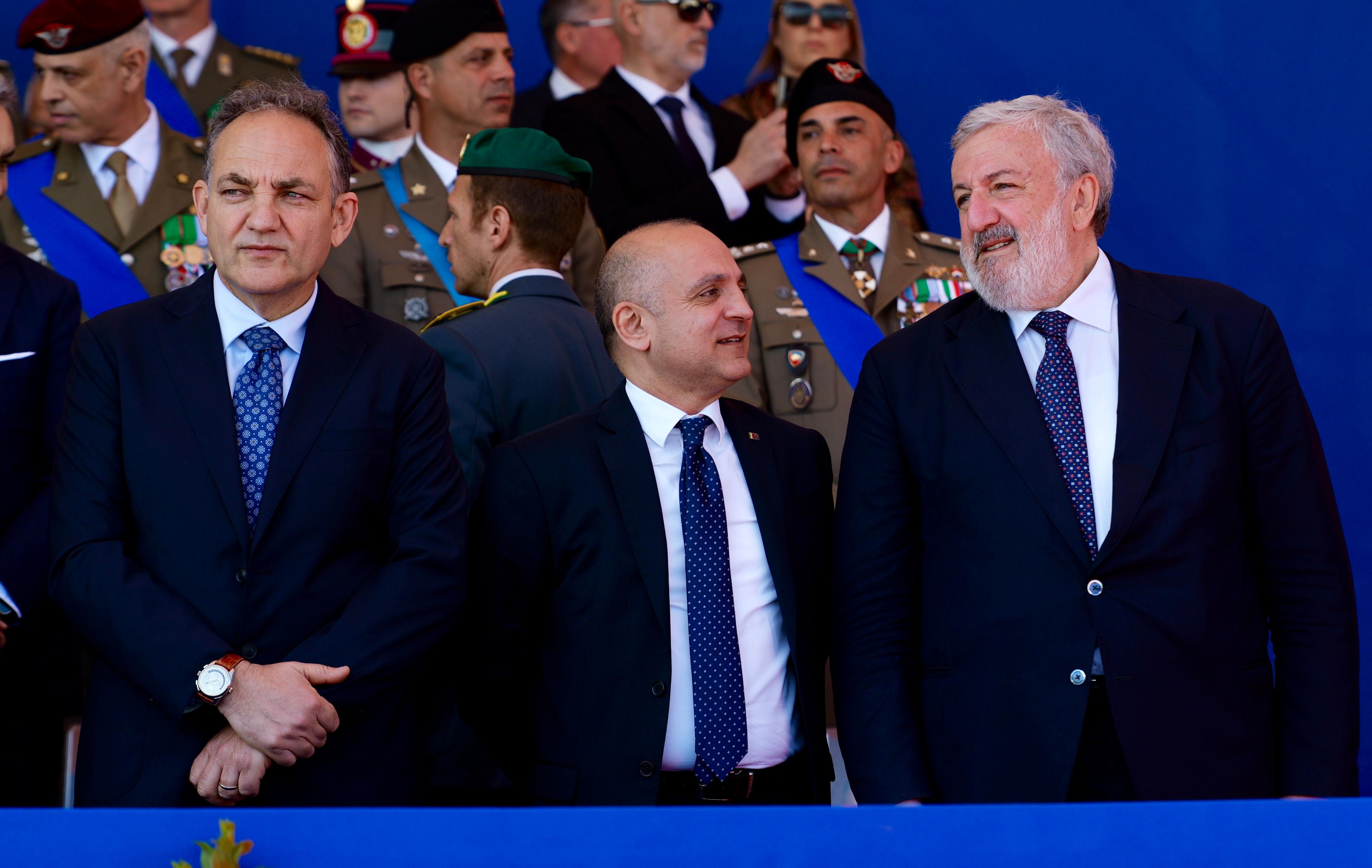 Galleria IL PRESIDENTE EMILIANO ALLE CELEBRAZIONI PER IL 164° ANNIVERSARIO DELL’ESERCITO: “É ANCHE LA FESTA DEI TANTI PUGLIESI CHE HANNO OFFERTO LA VITA E SERVITO LA PATRIA”. - Diapositiva 11 di 13