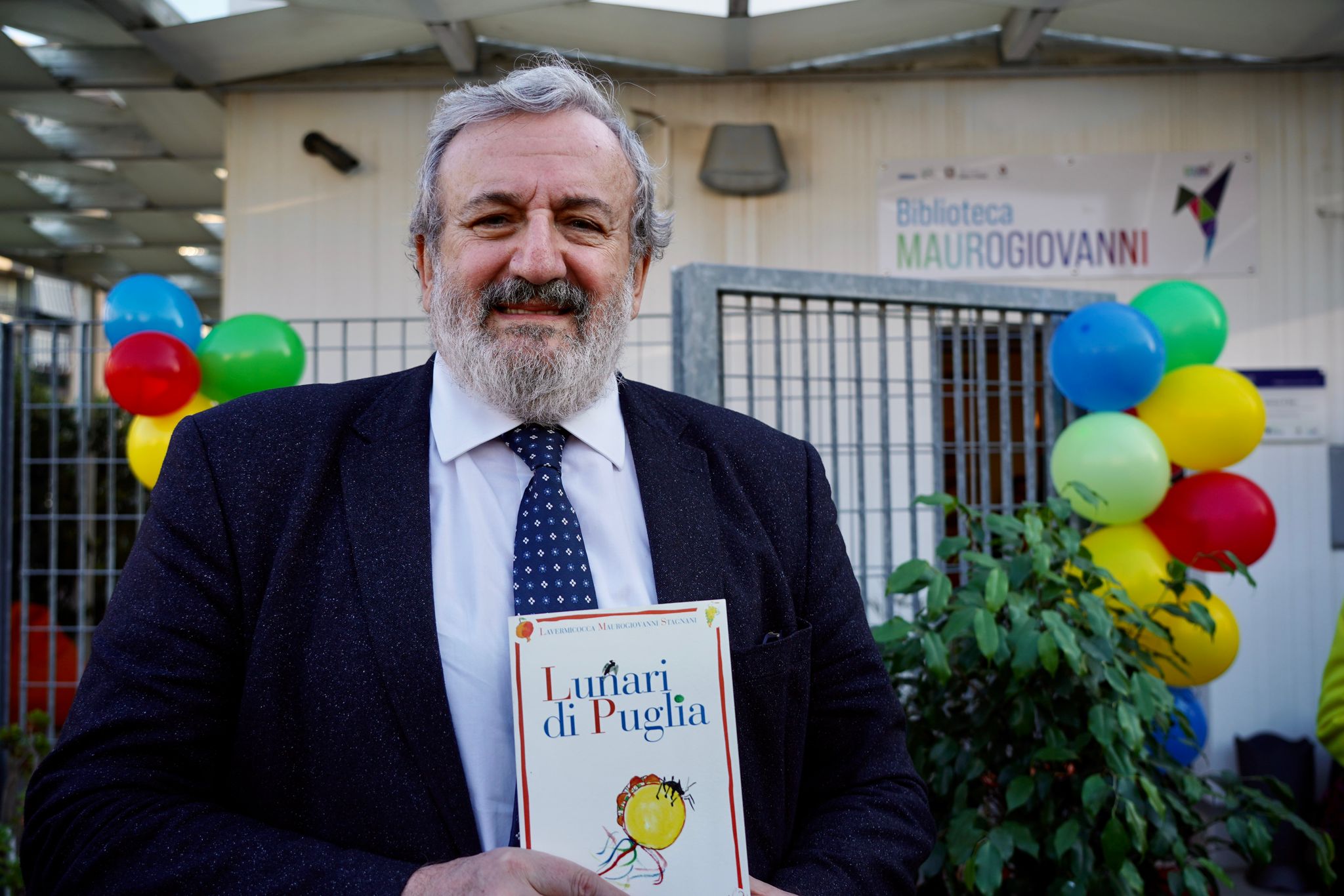 Galleria A CARBONARA L’INAUGURAZIONE DELLA COMMUNITY LIBRARY “MAUROGIOVANNI” NELLA SCUOLA DE MARINIS CON IL PRESIDENTE EMILIANO - Diapositiva 7 di 9