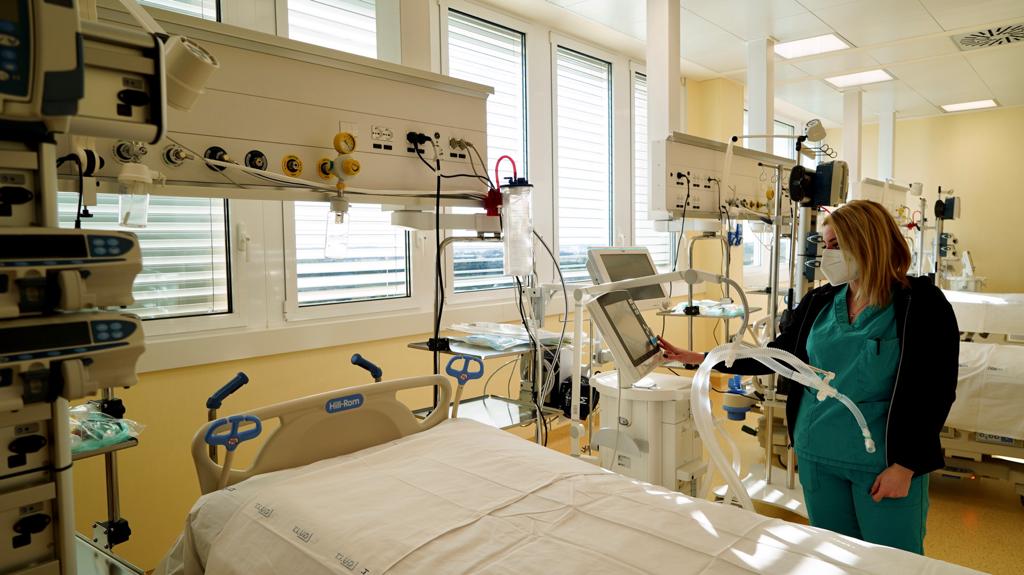Galleria Potenziamento della rete ospedaliera. Attivati sedici posti di terapia intensiva respiratoria Covid al Dea “V. Fazzi” - Diapositiva 19 di 19