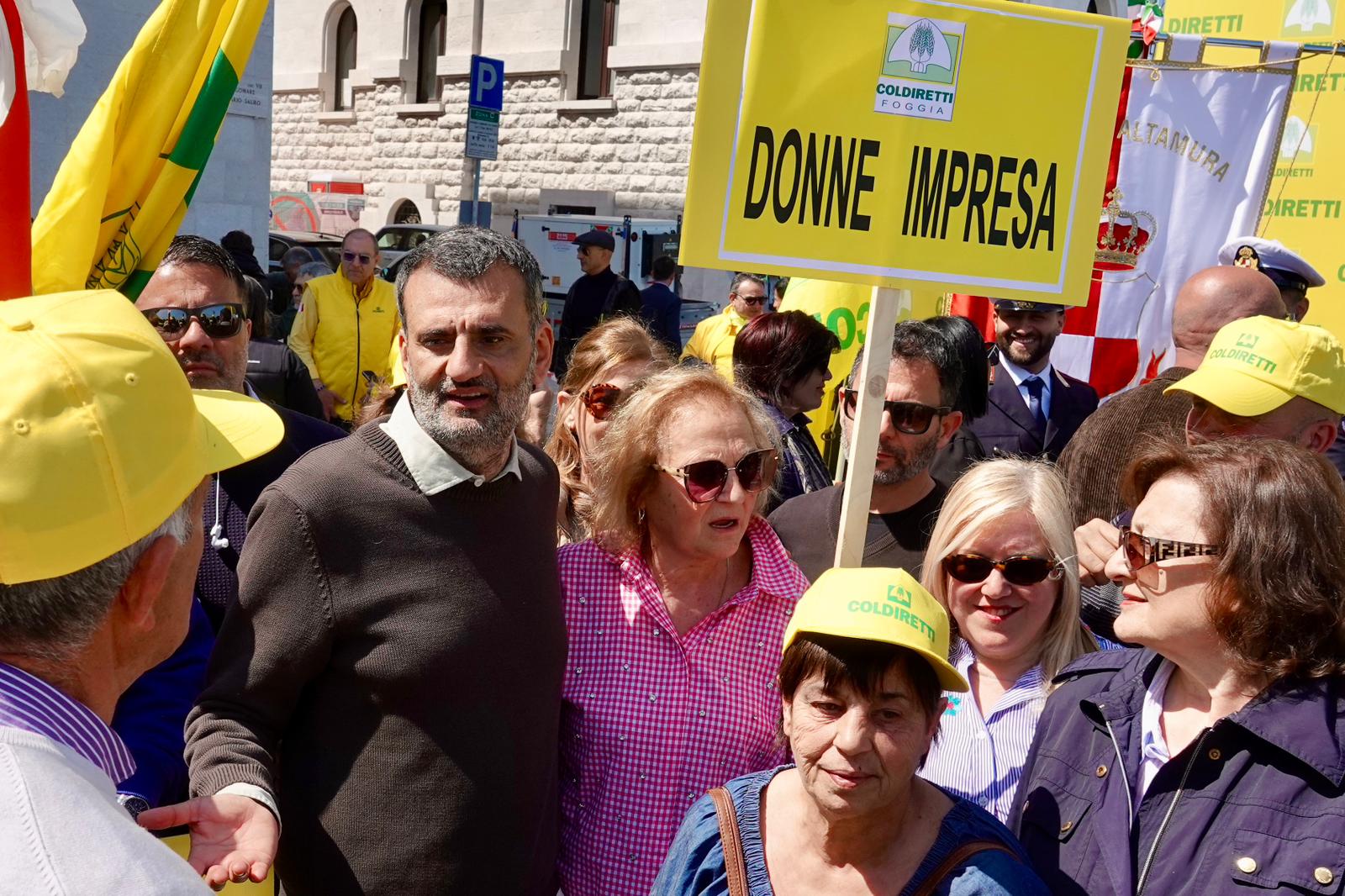 Galleria Decaro e Paolicelli incontrano gli agricoltori alla manifestazione regionale di Coldiretti - Diapositiva 4 di 12