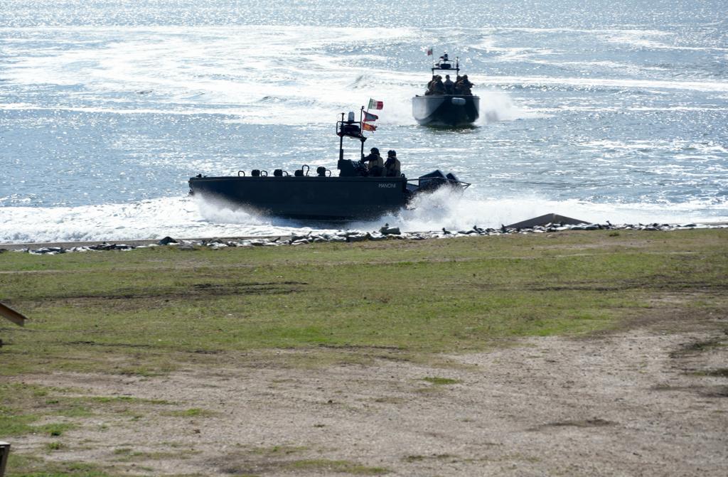 Galleria Michele Emiliano all’esercitazione militare “Leone Alato 23” a Cagnano Varano alla presenza del Presidente della Repubblica Mattarella e del ministro Crosetto - Diapositiva 7 di 22