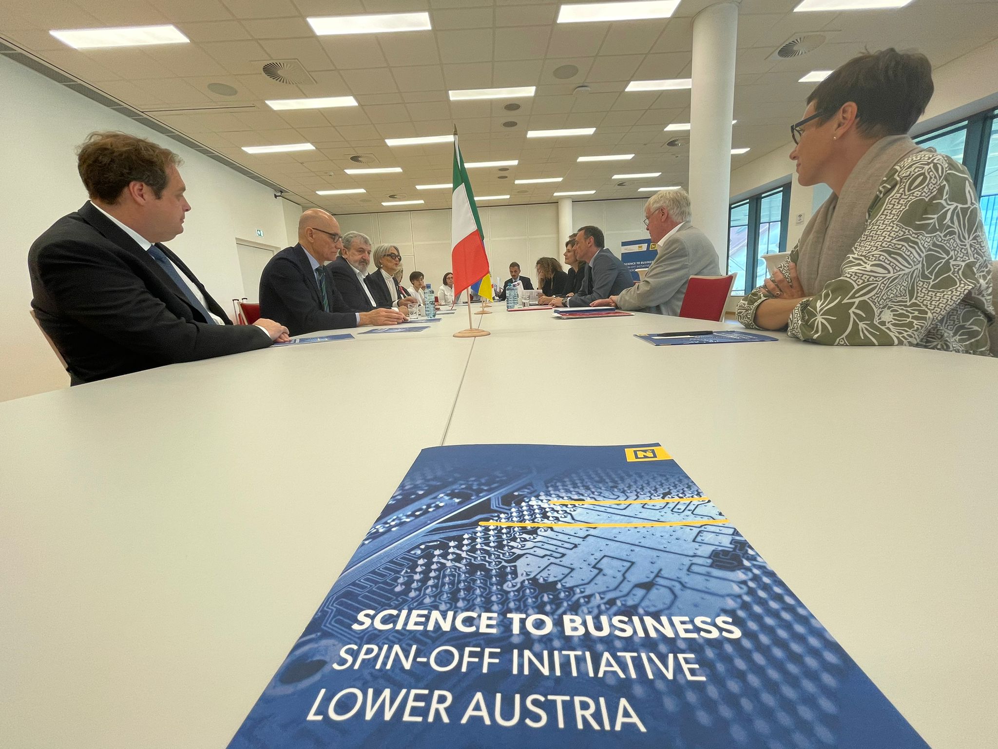 Galleria La Regione Puglia a Vienna: l'incontro con il Governo della Bassa Austria e sottoscrizione dell'accordo tra Università di Bari e la Danube Private University - Diapositiva 3 di 11