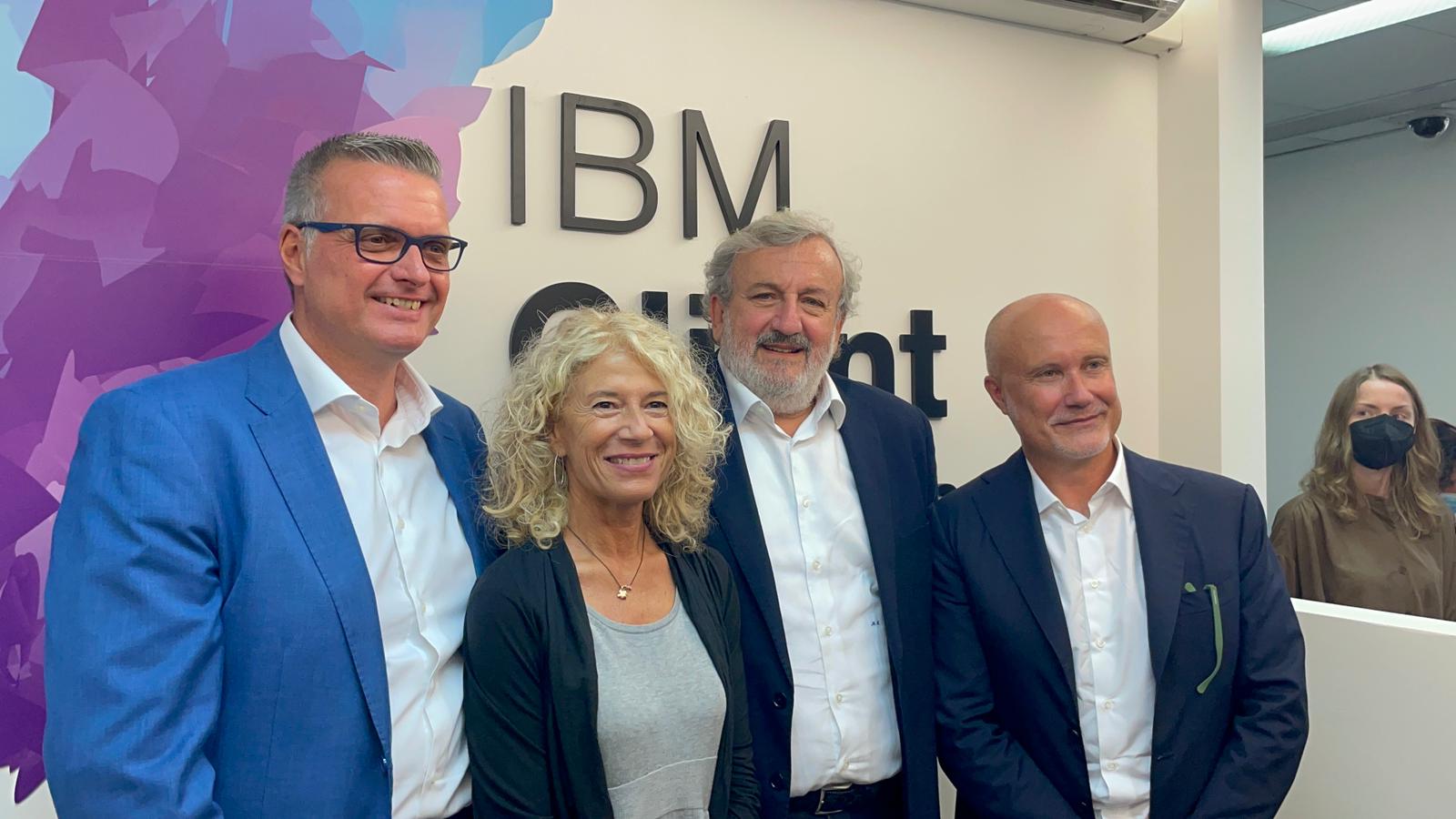 Galleria Emiliano e Delli Noci al nuovo Client Innovation Center di IBM: “E’ la conferma delle previsioni di sviluppo per l’economia pugliese. Finalmente un collegamento tra politiche d’investimento, formazione e grandi gruppi” - Diapositiva 1 di 4