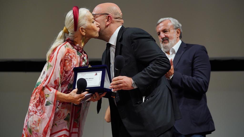 Galleria BIFEST, EMILIANO ALLA PREMIAZIONE DI HELEN MIRREN E TAYLOR HACKFORD - Diapositiva 10 di 27