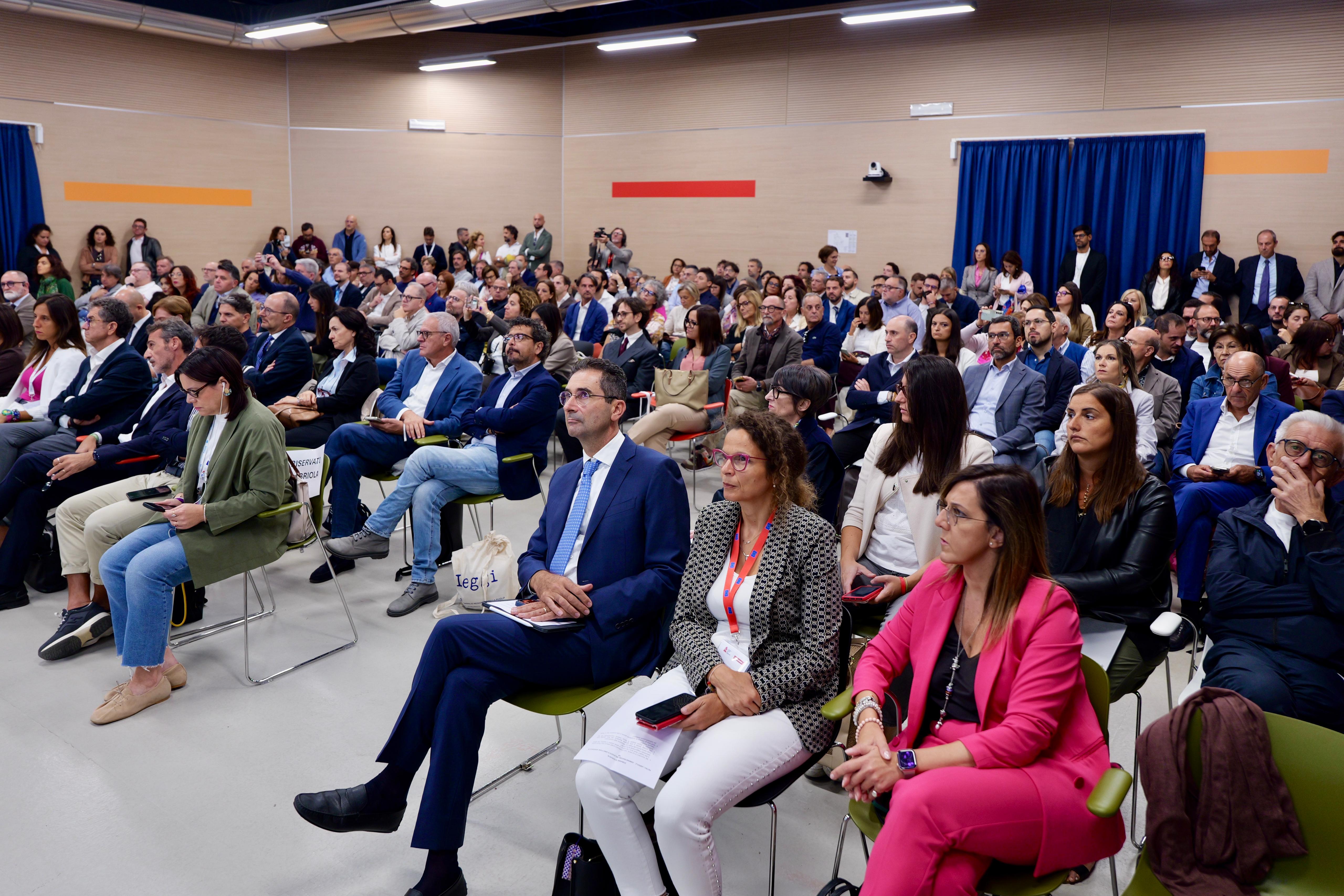 Galleria Hub Puglia. Le nuove opportunità per trattenere i talenti e attrarre investimenti: dallo sportello unico per l’attrazione degli investimenti, alla riforma della formazione. - Diapositiva 2 di 4