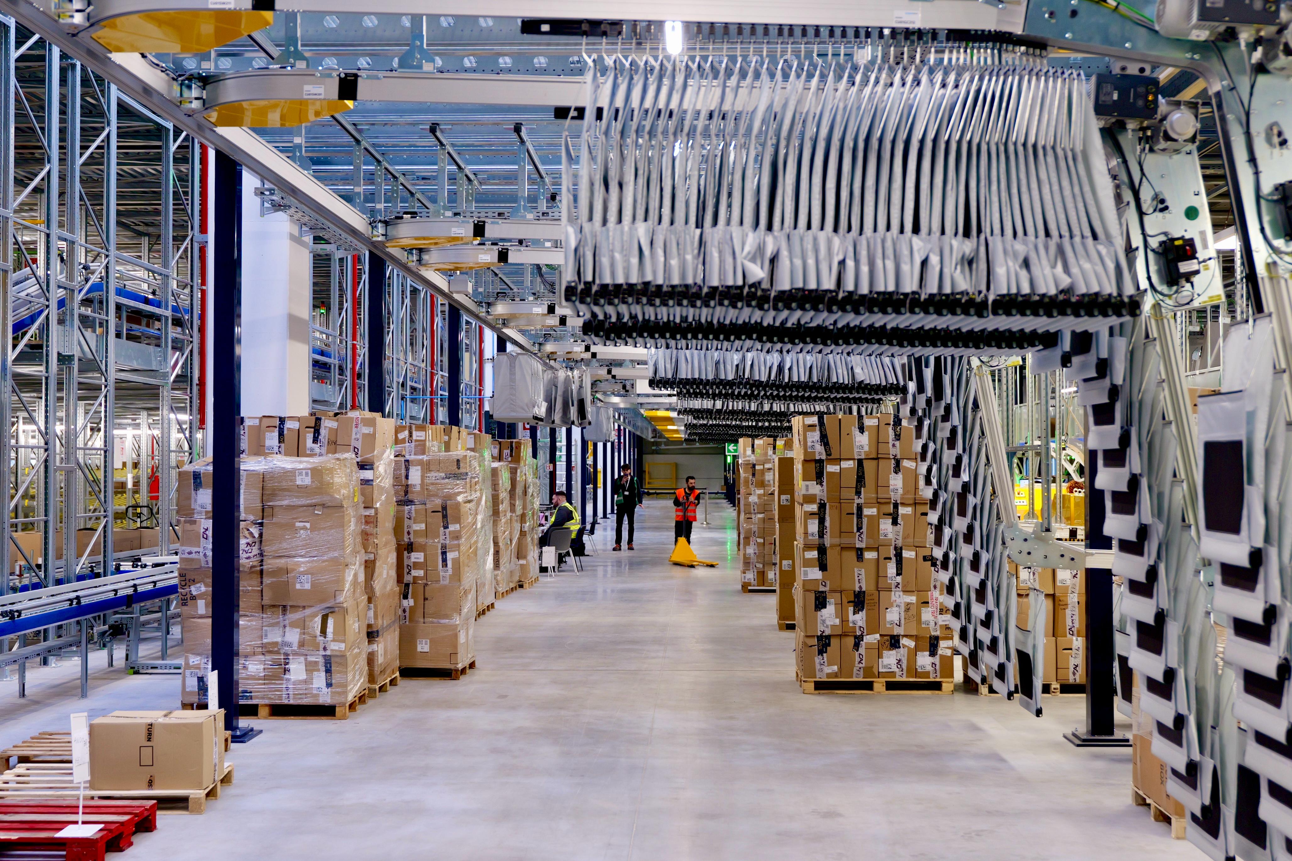 Galleria Gruppo OVS presenta in Puglia il nuovo polo di innovazione tecnologica e il centro evoluto per il riutilizzo dei capi in ottica di economia circolare - Diapositiva 7 di 11