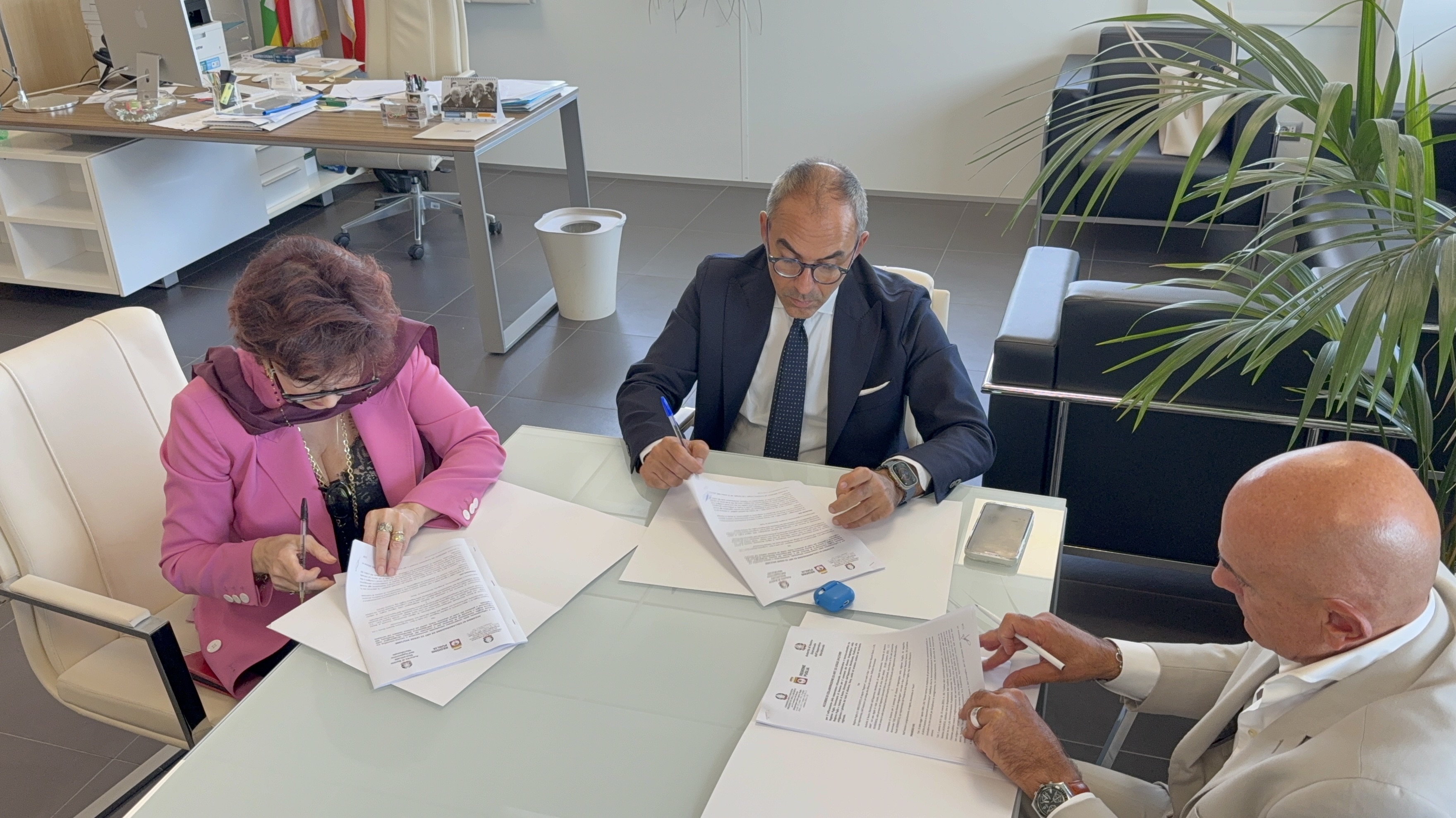 Galleria Dissesto idrogeologico, Regione Puglia, Commissario di Governo e Autorità di Bacino firmano l'accordo per accelerare gli interventi di messa in sicurezza del territorio - Diapositiva 1 di 7